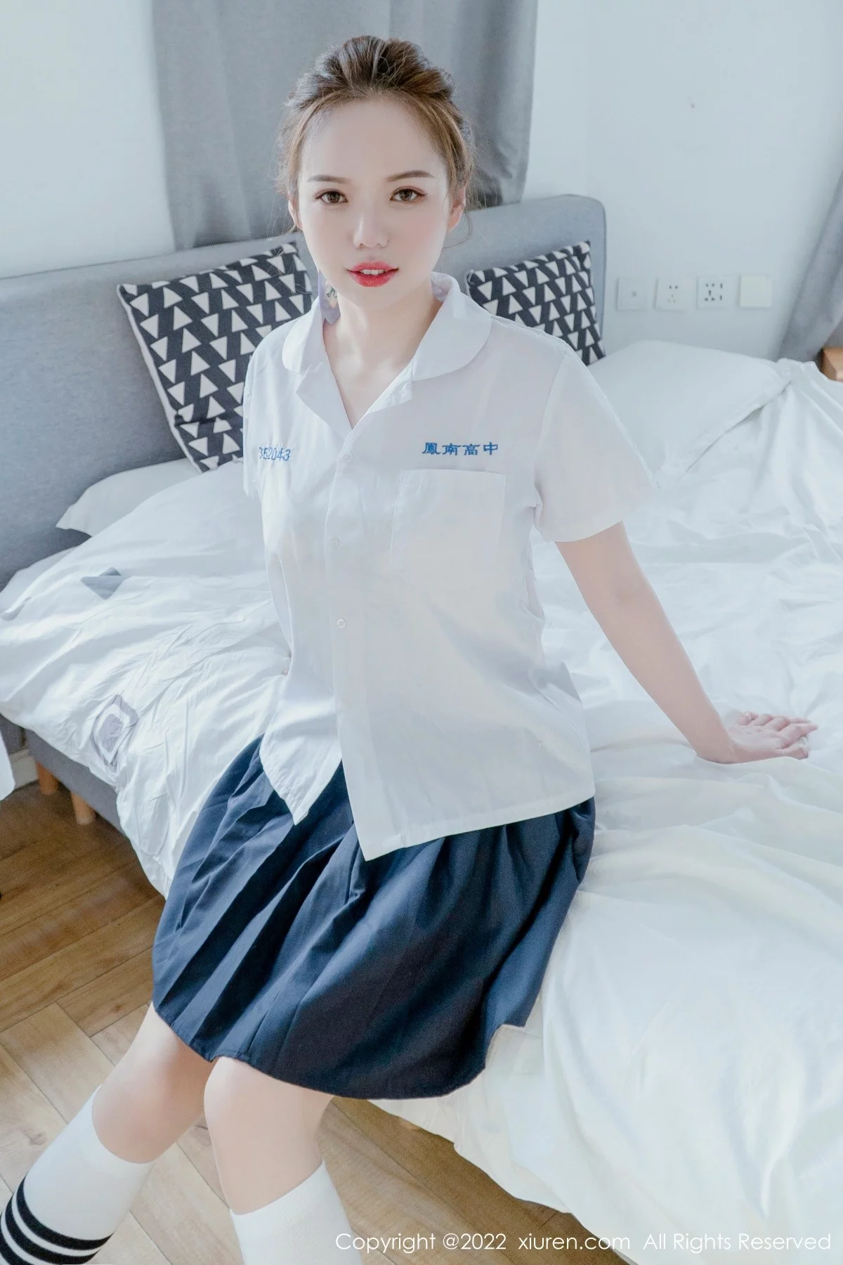 [[XiuRen秀人网]秀人网]No.4981_模特大美媚京白衬衣黑短裙校服半脱露超薄肉丝秀翘臀诱惑写真63P