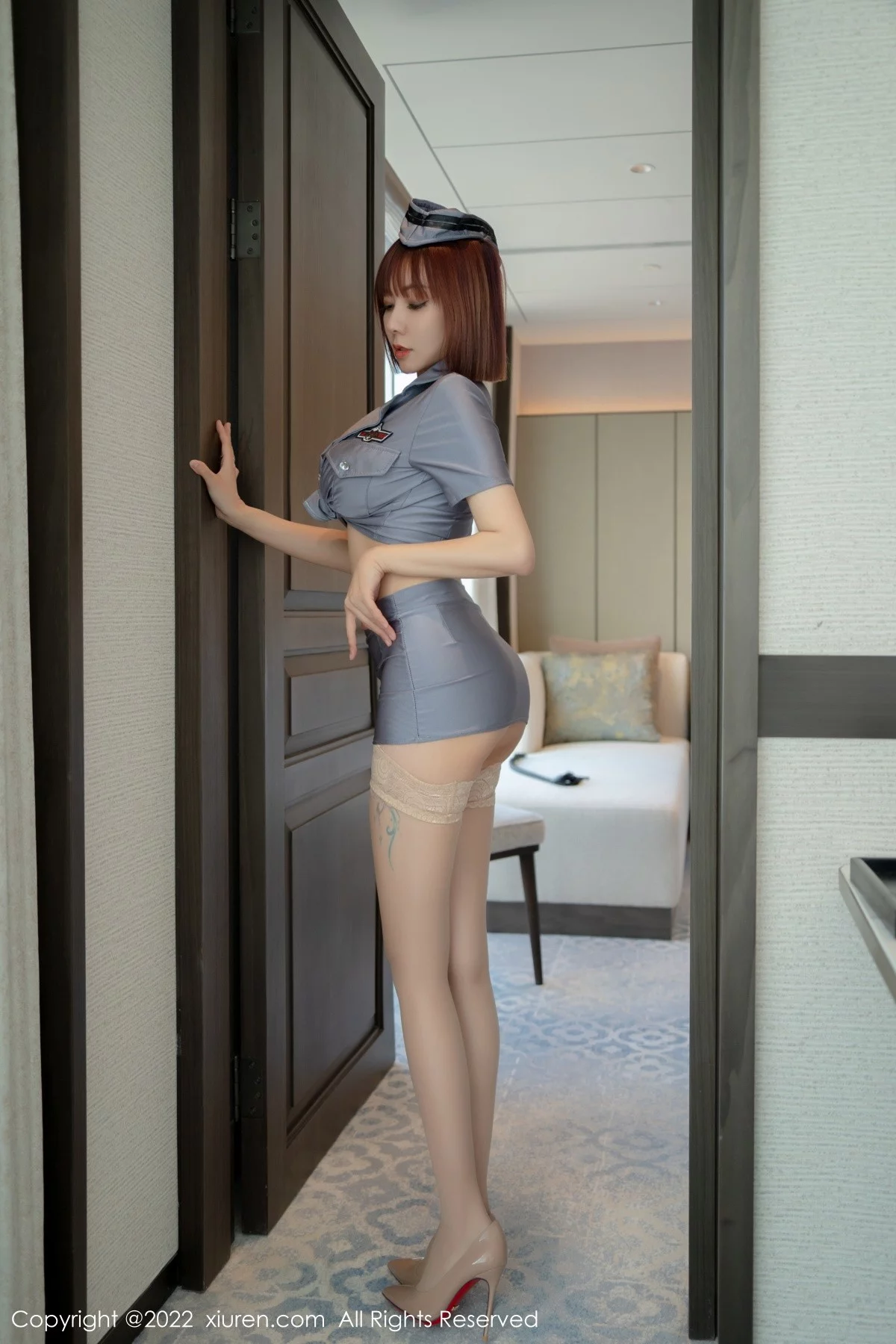 [[XiuRen秀人网]秀人网]No.4990_御姐果儿Victoria西双版纳旅拍性感灰色制服秀凹凸身材诱惑写真45P