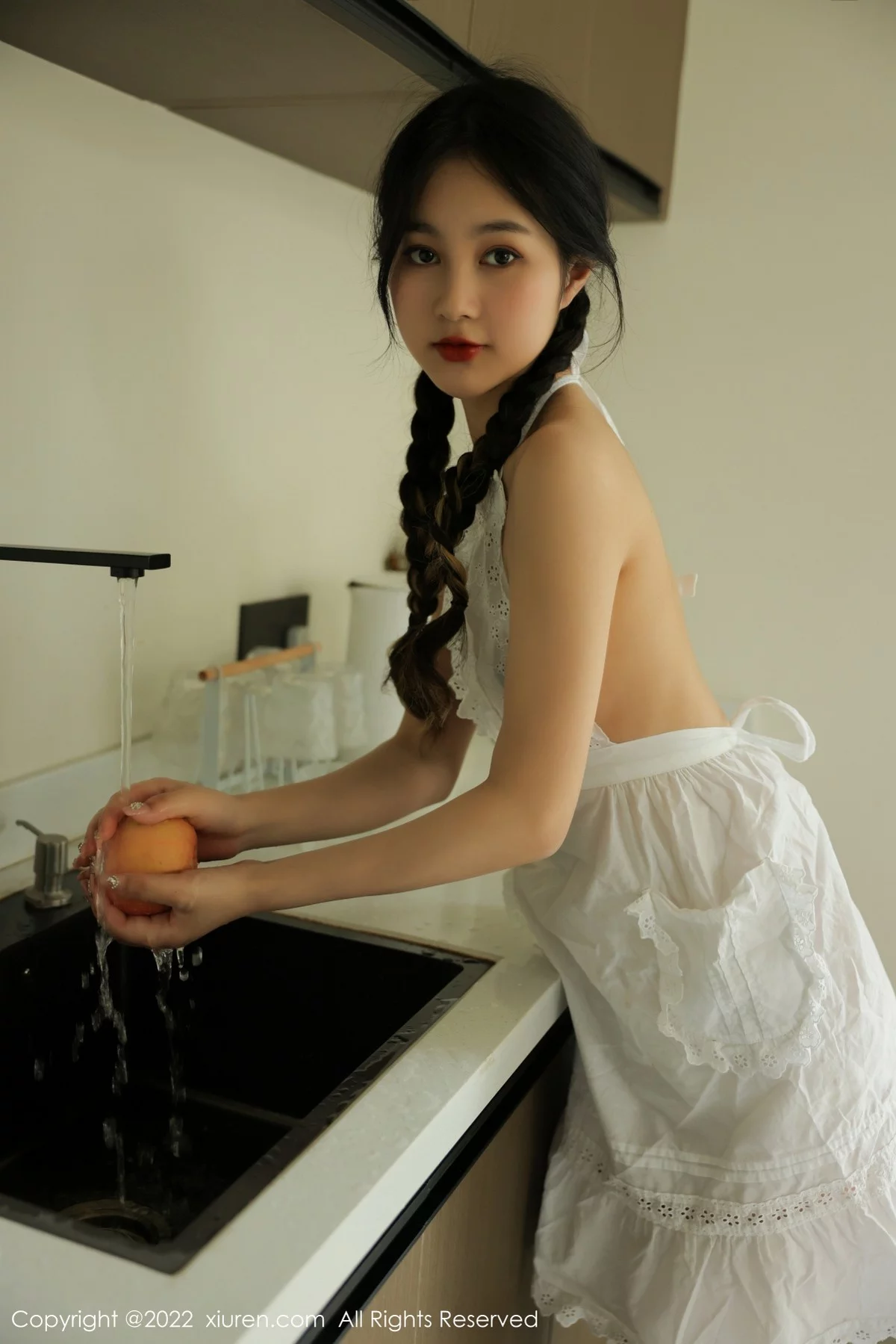 [[XiuRen秀人网]秀人网]No.4992_模特谢晚晚居家厨娘主题性感白色真空围裙秀翘臀美腿诱惑写真48P