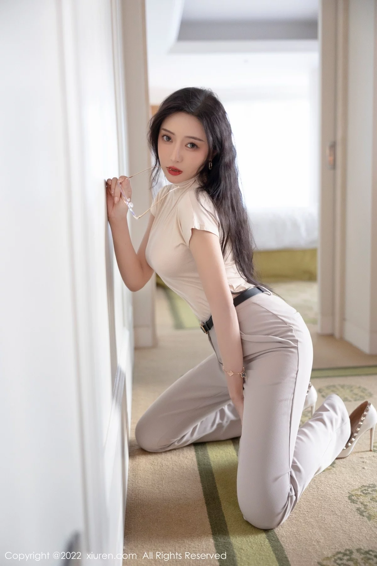 [[XiuRen秀人网]秀人网]No.5015_女神王馨瑶yanni厦门旅拍OL装扮半脱露性感内衣完美诱惑写真108P