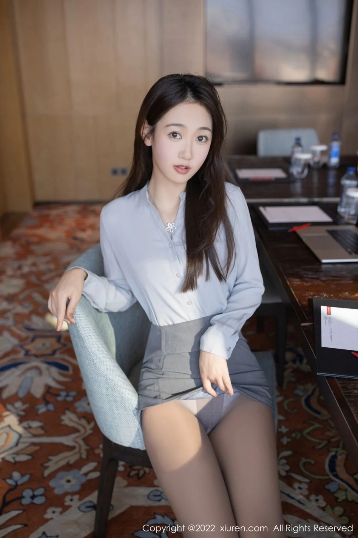 [[XiuRen秀人网]秀人网]No.5016_模特唐安琪珠三角旅拍蓝灰长T配灰短裙半脱露蕾丝内衣诱惑写真77P