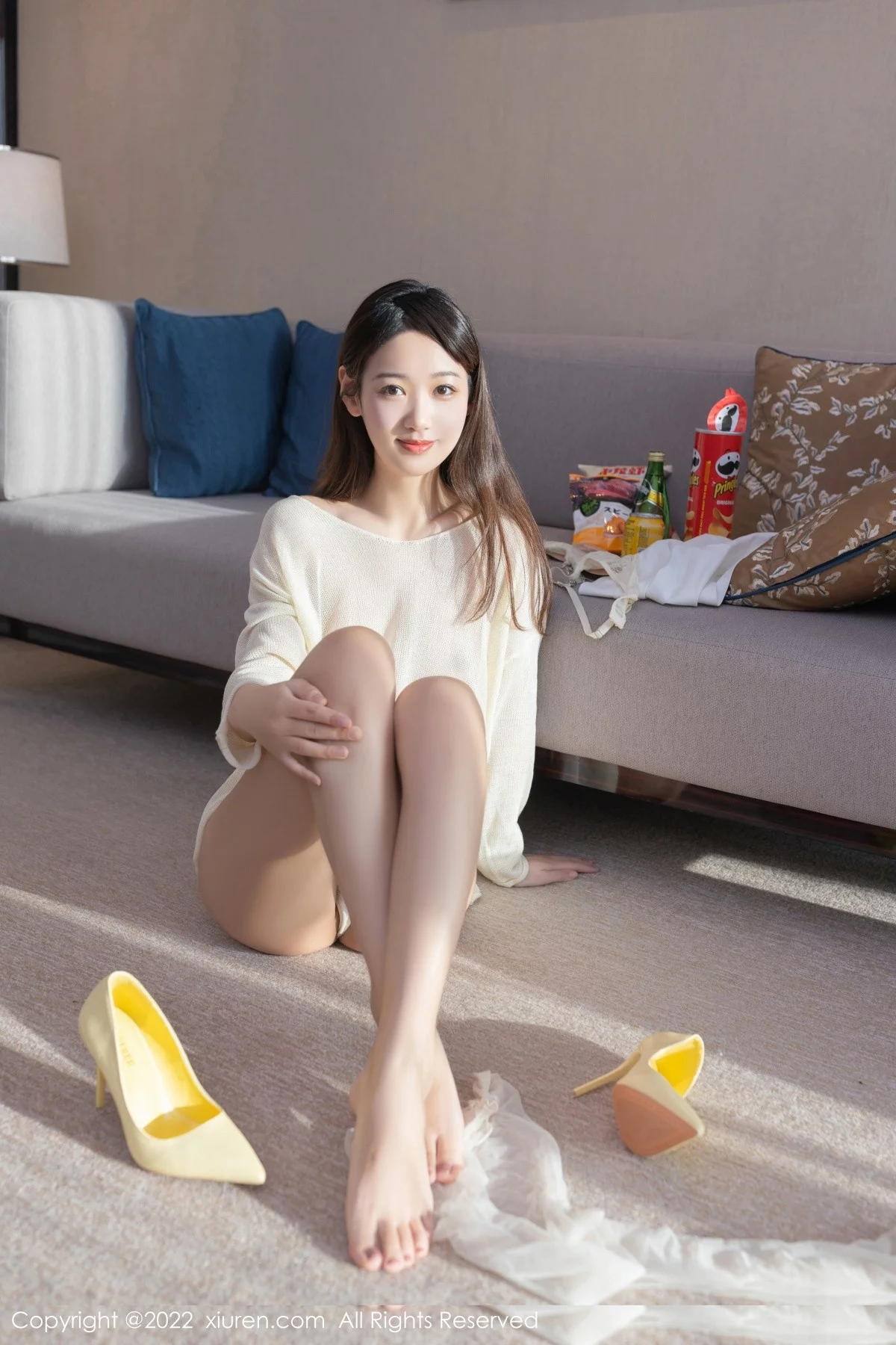 [[XiuRen秀人网]秀人网]No.4884_模特唐安琪珠三角旅拍脱白色清透上衣露蕾丝内衣撩人诱惑写真80P