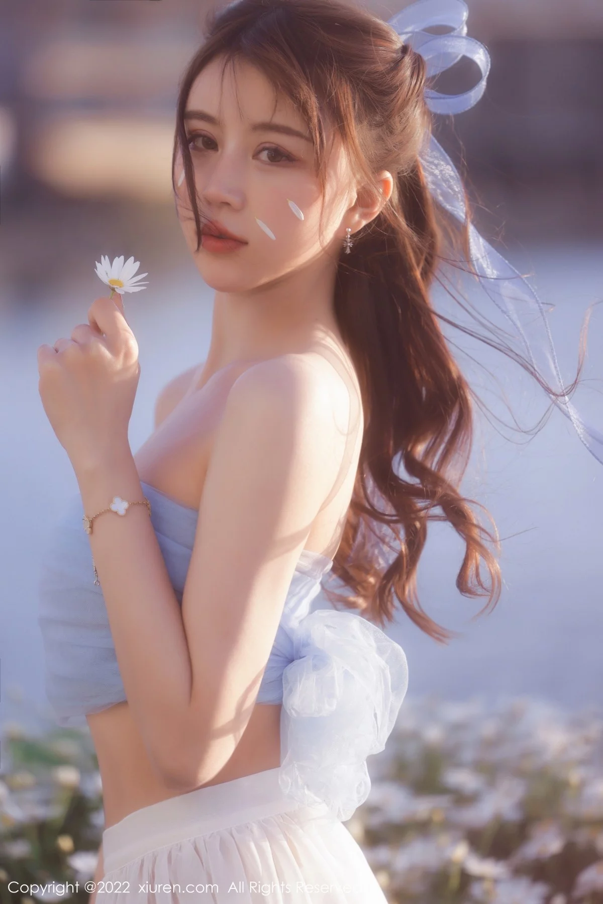 [[XiuRen秀人网]秀人网]No.4888_模特tina_甜仔大理旅拍户外蓝色服饰配白长裙秀凹凸身材诱惑写真45P