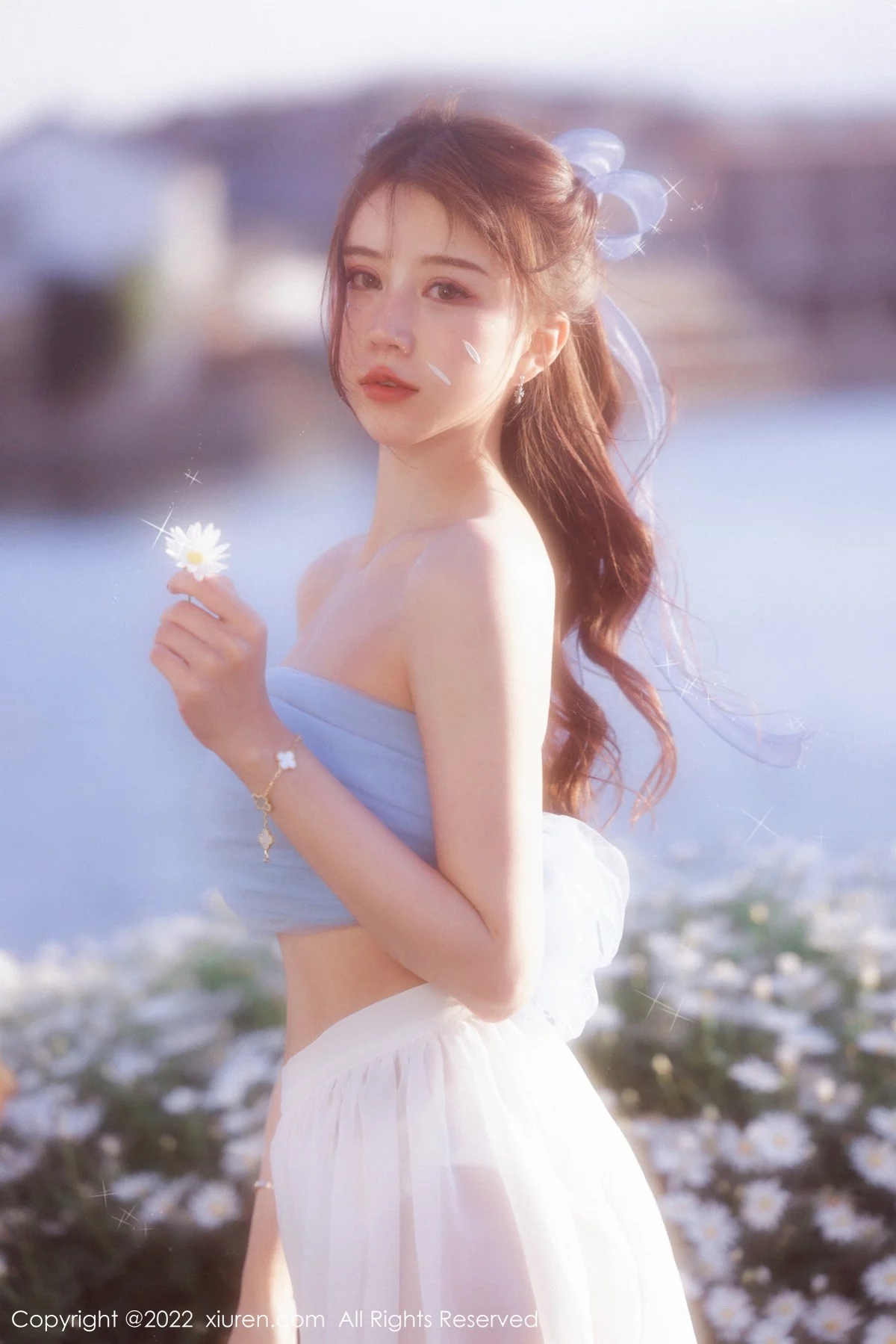 [[XiuRen秀人网]秀人网]No.4888_模特tina_甜仔大理旅拍户外蓝色服饰配白长裙秀凹凸身材诱惑写真45P