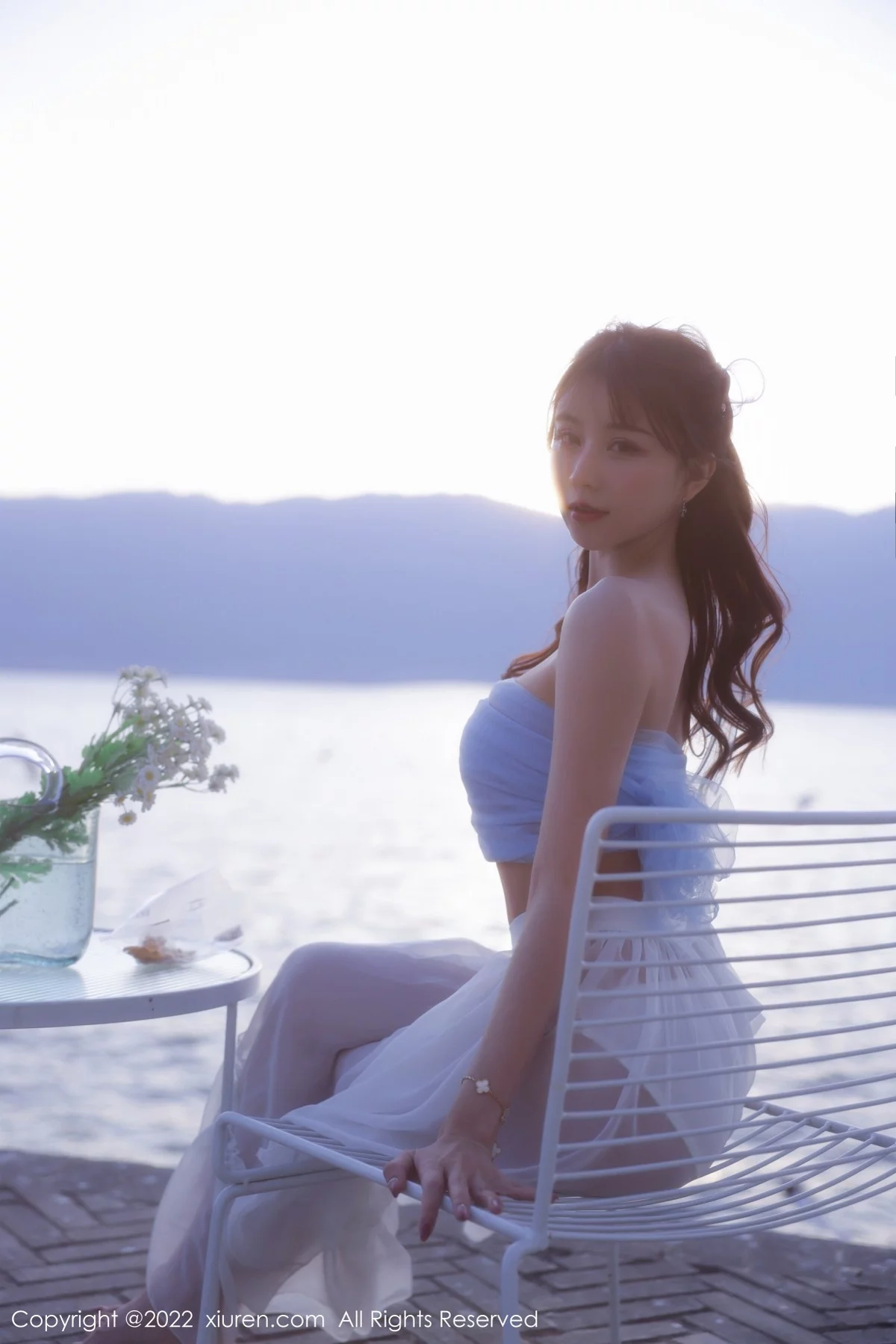 [[XiuRen秀人网]秀人网]No.4888_模特tina_甜仔大理旅拍户外蓝色服饰配白长裙秀凹凸身材诱惑写真45P