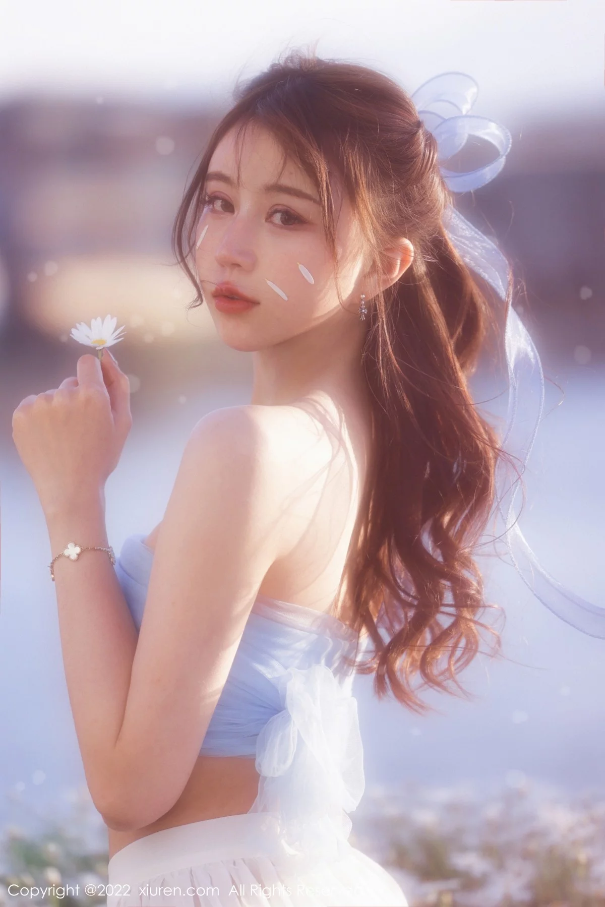 [[XiuRen秀人网]秀人网]No.4888_模特tina_甜仔大理旅拍户外蓝色服饰配白长裙秀凹凸身材诱惑写真45P
