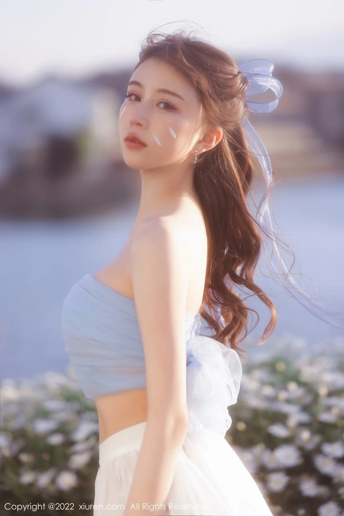 [[XiuRen秀人网]秀人网]No.4888_模特tina_甜仔大理旅拍户外蓝色服饰配白长裙秀凹凸身材诱惑写真45P