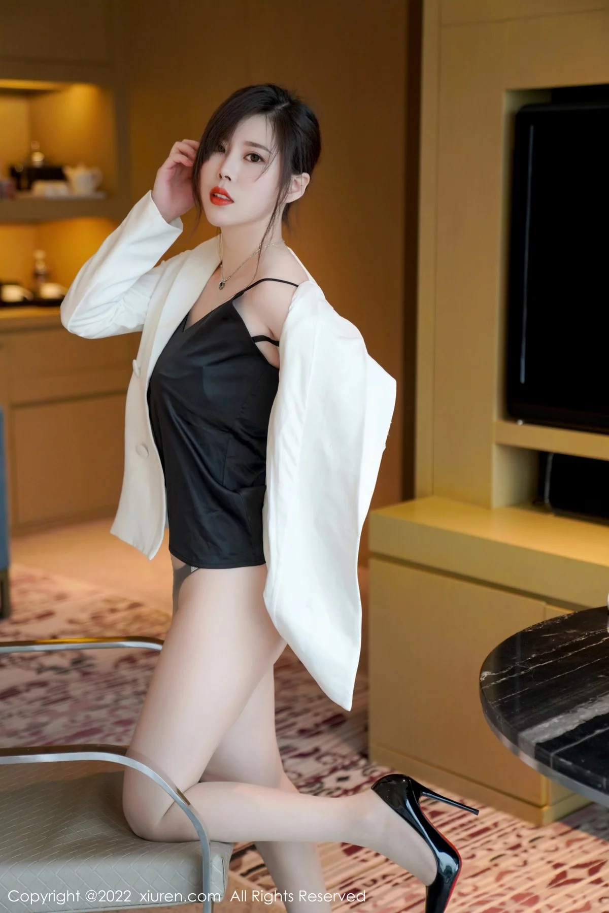 [[XiuRen秀人网]秀人网]No.4885_模特白茹雪私房脱白色OL套装露黑色内衣原色丝袜极致魅惑写真71P