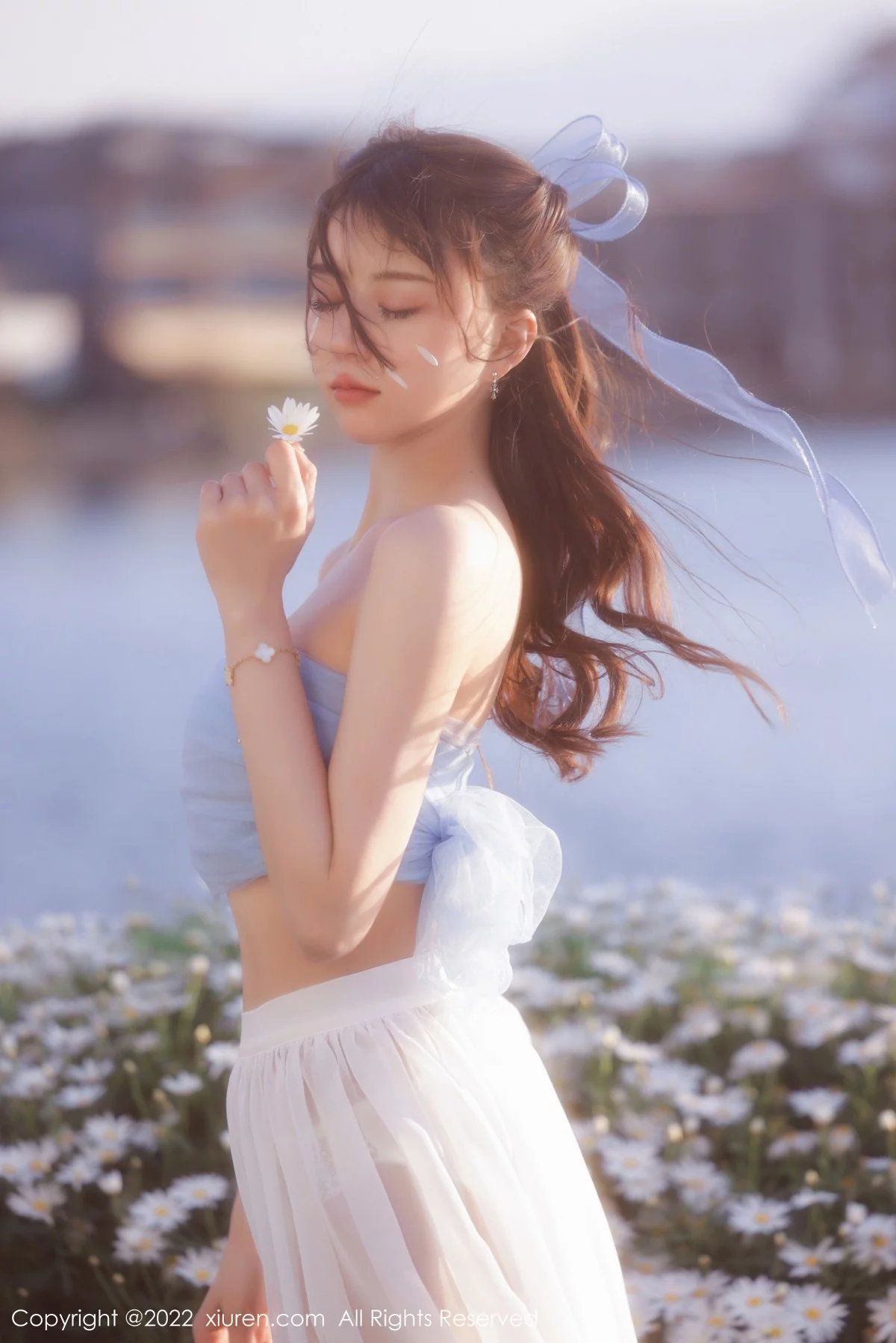 [[XiuRen秀人网]秀人网]No.4888_模特tina_甜仔大理旅拍户外蓝色服饰配白长裙秀凹凸身材诱惑写真45P