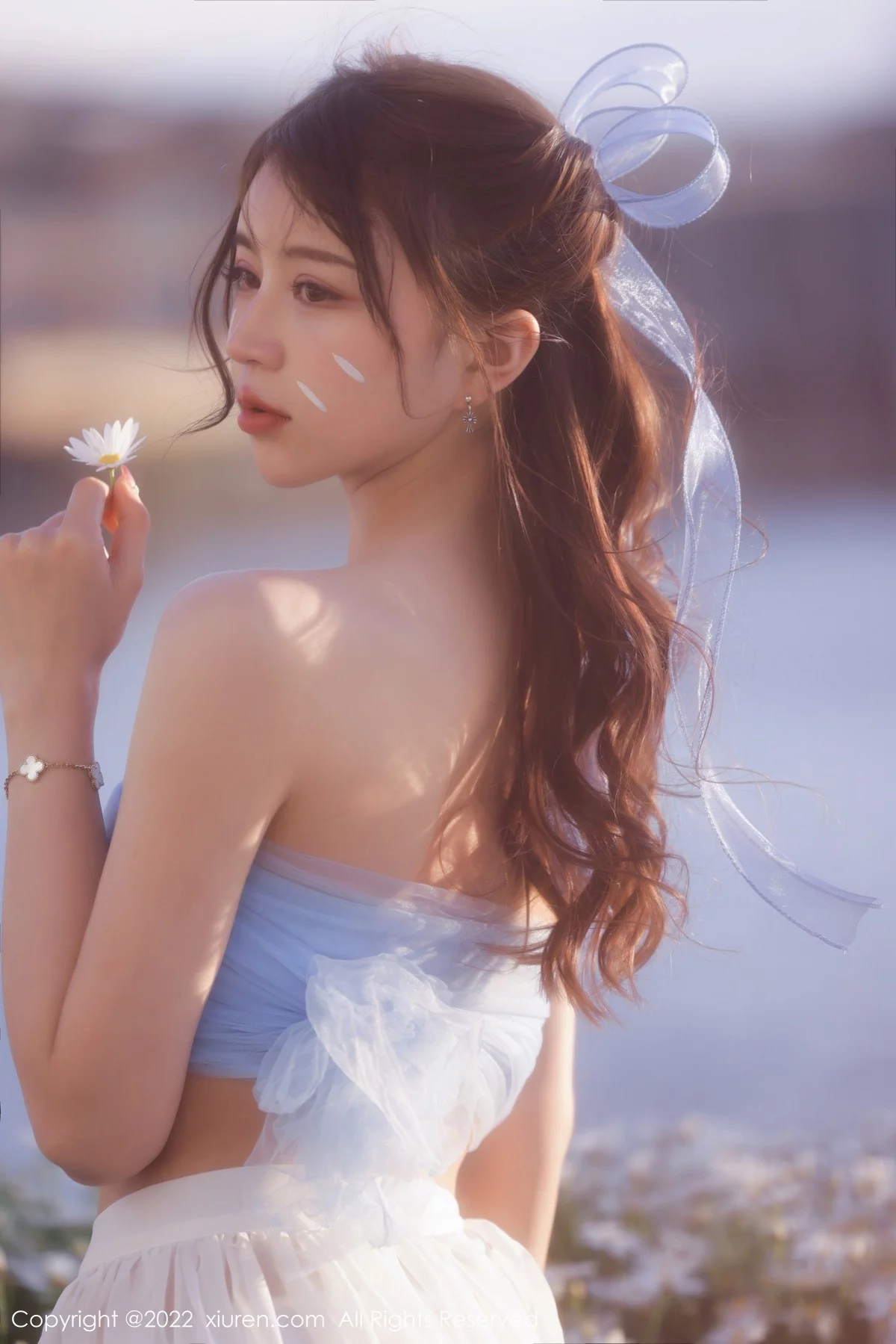 [[XiuRen秀人网]秀人网]No.4888_模特tina_甜仔大理旅拍户外蓝色服饰配白长裙秀凹凸身材诱惑写真45P