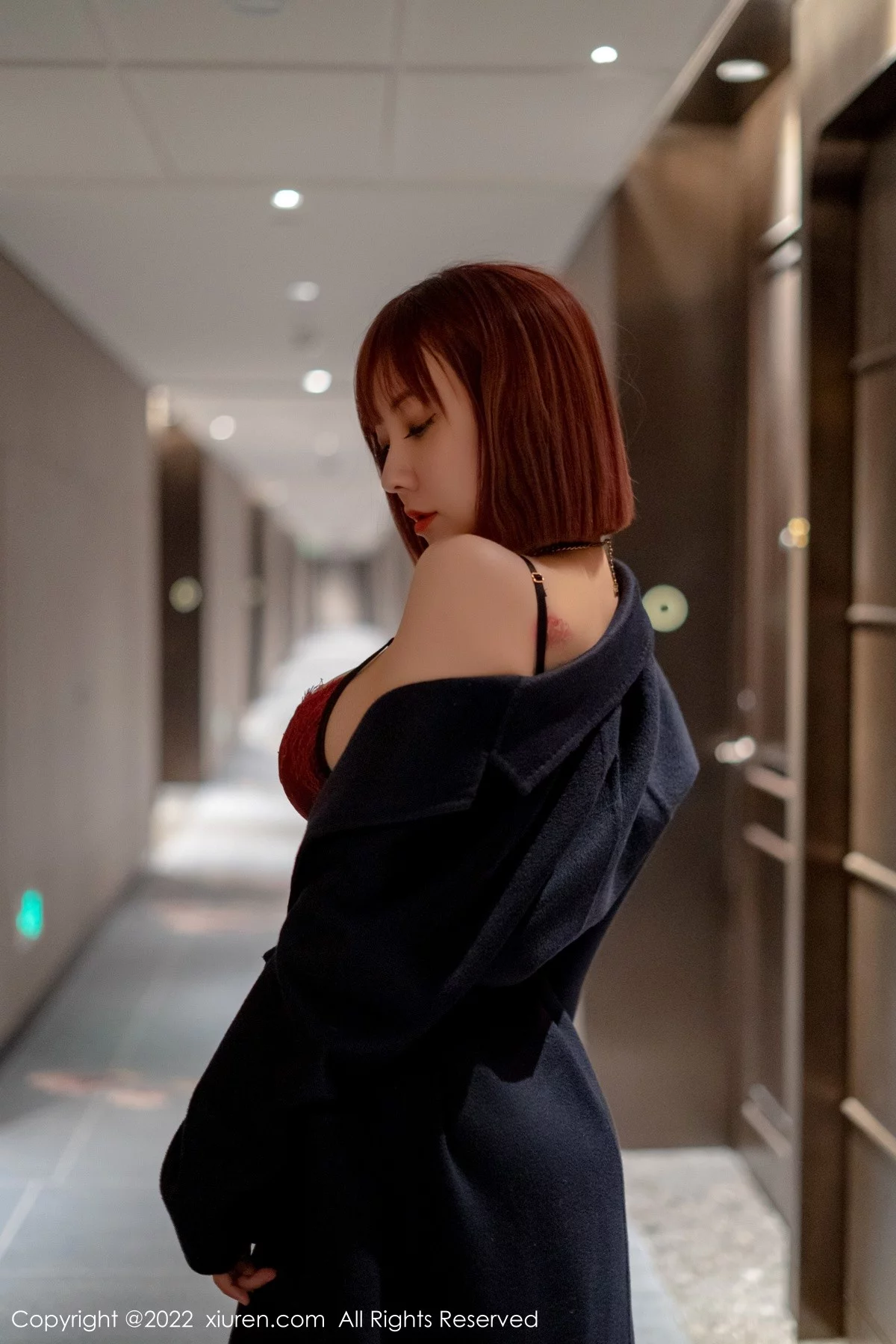 [[XiuRen秀人网]秀人网]No.4886_御姐果儿Victoria西双版纳旅拍半脱露蕾丝内衣黑丝吊袜诱惑写真53P