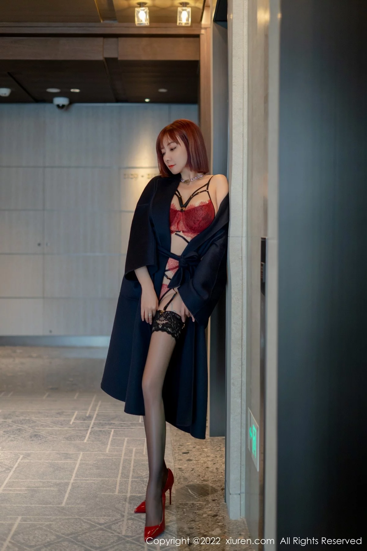 [[XiuRen秀人网]秀人网]No.4886_御姐果儿Victoria西双版纳旅拍半脱露蕾丝内衣黑丝吊袜诱惑写真53P