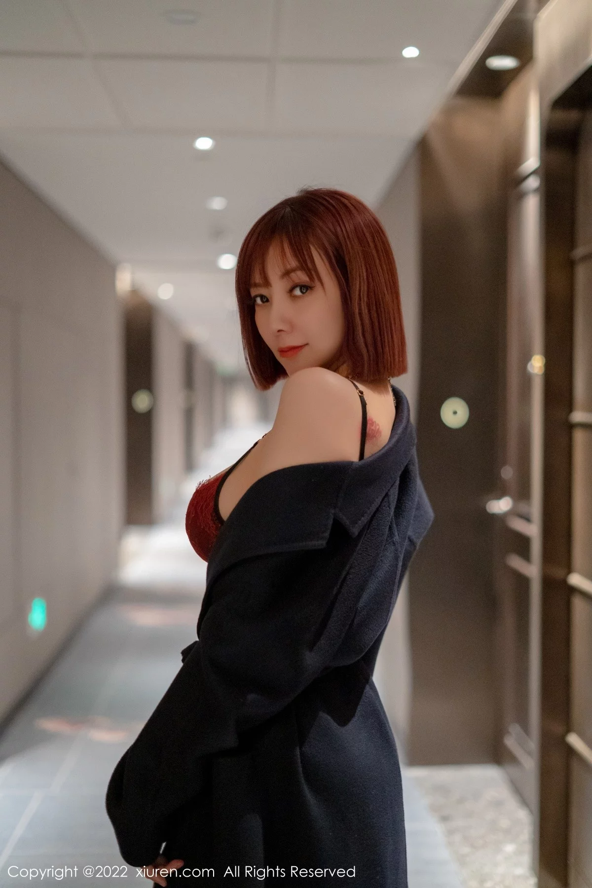 [[XiuRen秀人网]秀人网]No.4886_御姐果儿Victoria西双版纳旅拍半脱露蕾丝内衣黑丝吊袜诱惑写真53P