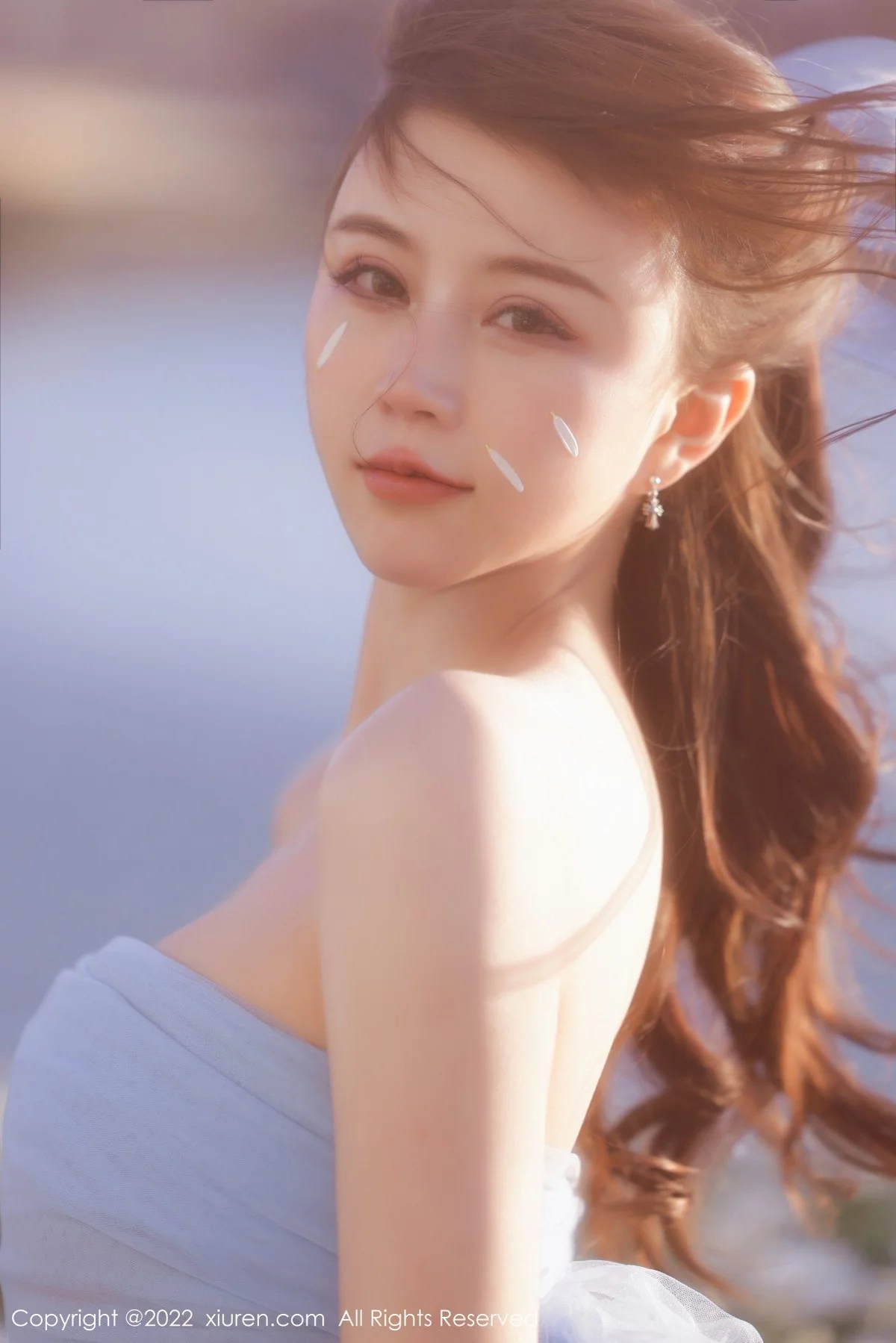 [[XiuRen秀人网]秀人网]No.4888_模特tina_甜仔大理旅拍户外蓝色服饰配白长裙秀凹凸身材诱惑写真45P