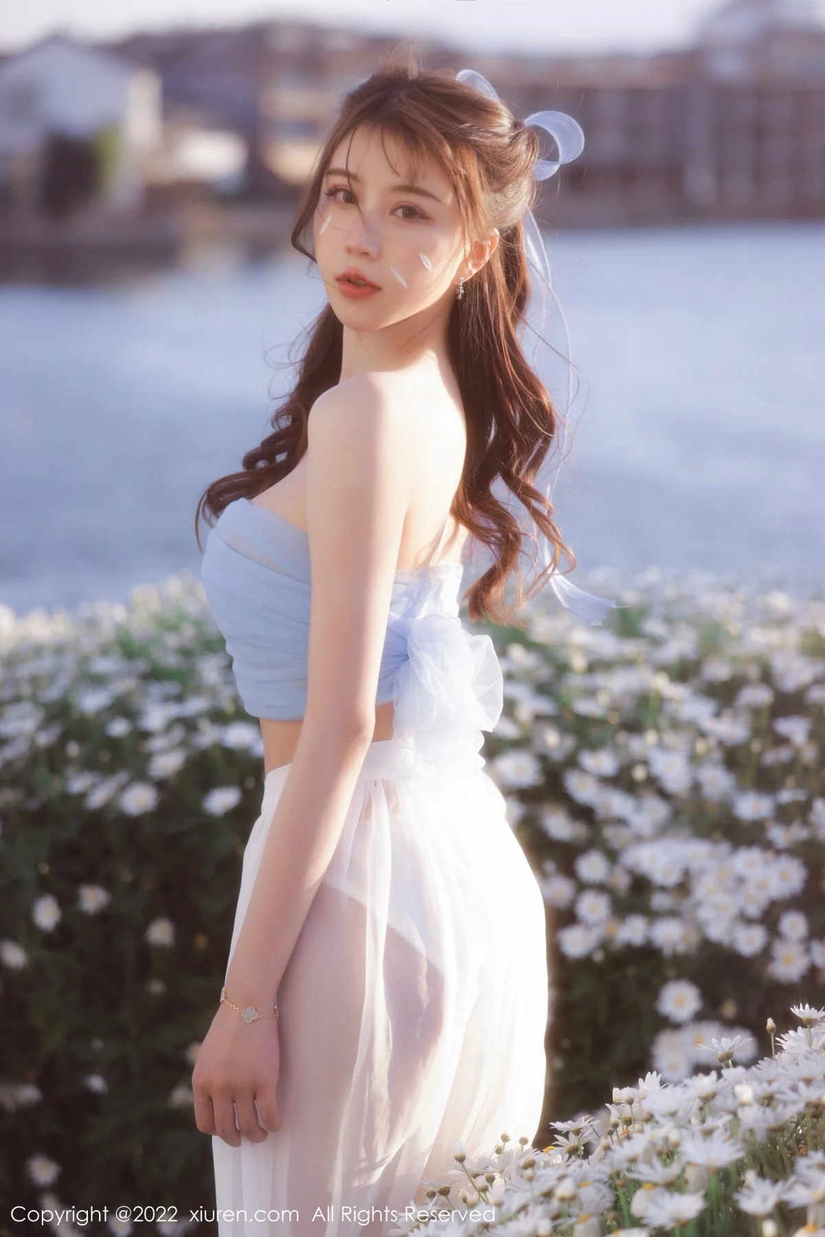 [[XiuRen秀人网]秀人网]No.4888_模特tina_甜仔大理旅拍户外蓝色服饰配白长裙秀凹凸身材诱惑写真45P