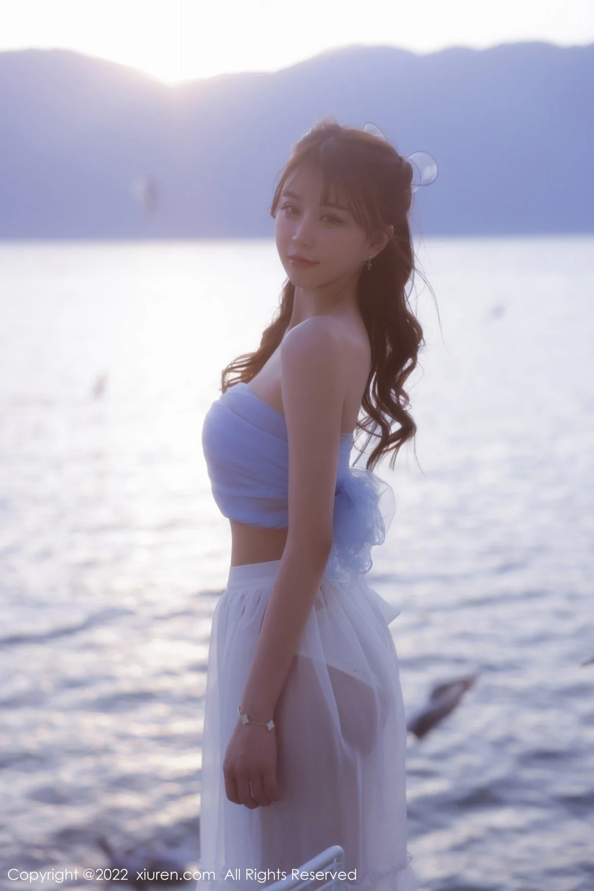 [[XiuRen秀人网]秀人网]No.4888_模特tina_甜仔大理旅拍户外蓝色服饰配白长裙秀凹凸身材诱惑写真45P