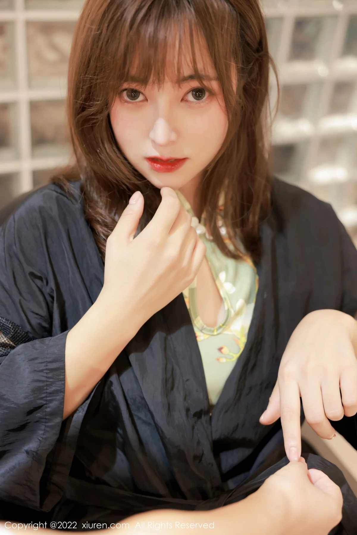 [[XiuRen秀人网]秀人网]No.4895_模特奈沐子云南大理旅拍半脱绿灰色旗袍露傲人上围完美诱惑写真63P