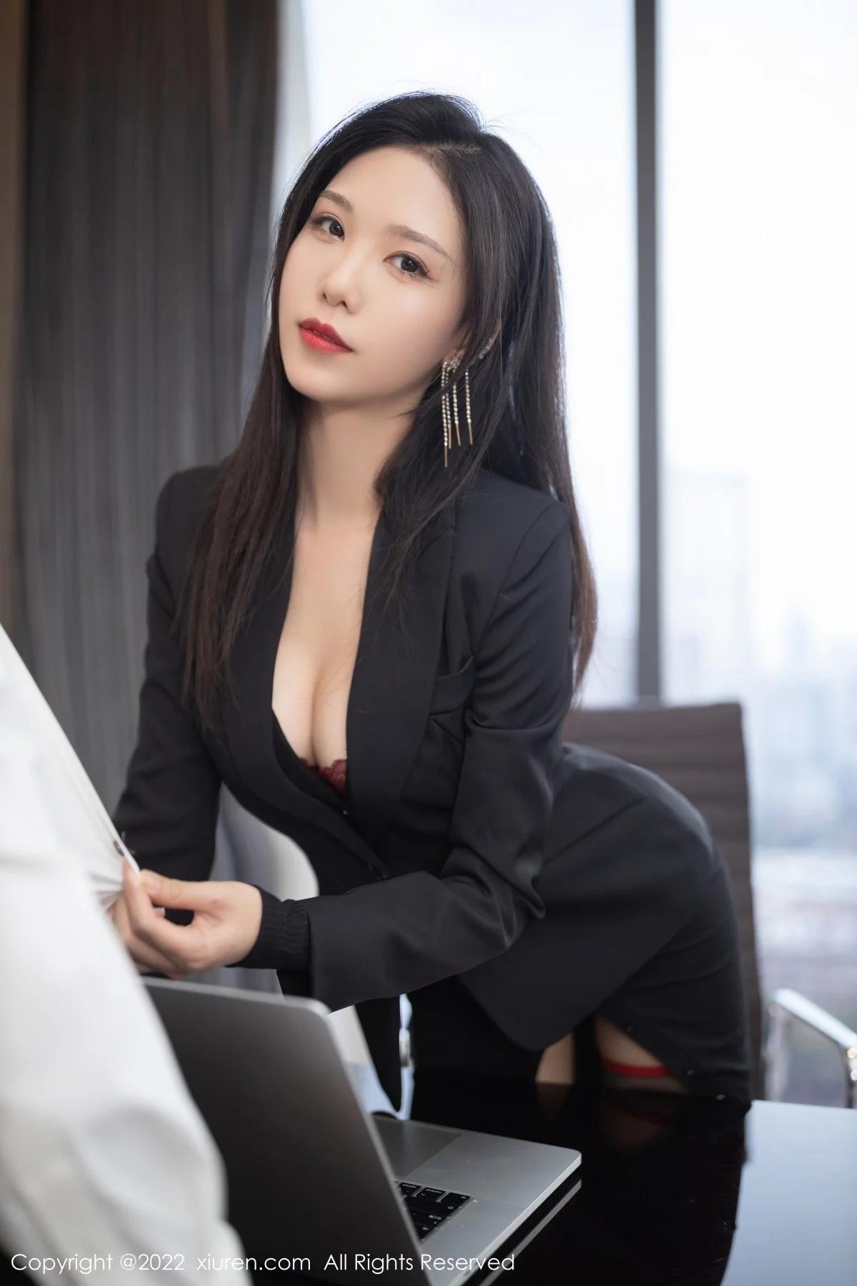 [[XiuRen秀人网]秀人网]No.4897_模特利世老板角色扮演半脱露红色蕾丝内衣秀翘臀美腿诱惑写真73P