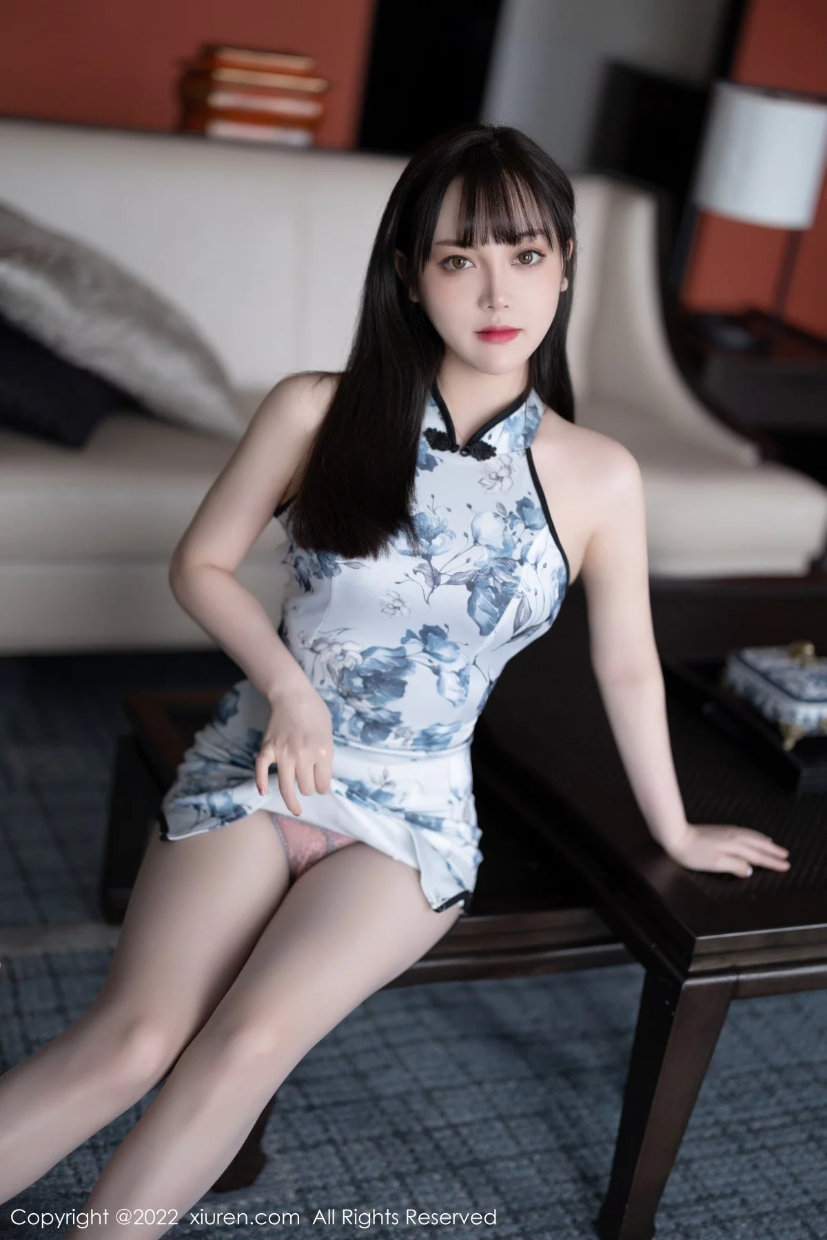 [[XiuRen秀人网]秀人网]No.5025_模特豆瓣酱脱白色图案旗袍露性感粉色内衣秀丰满身材诱惑写真70P