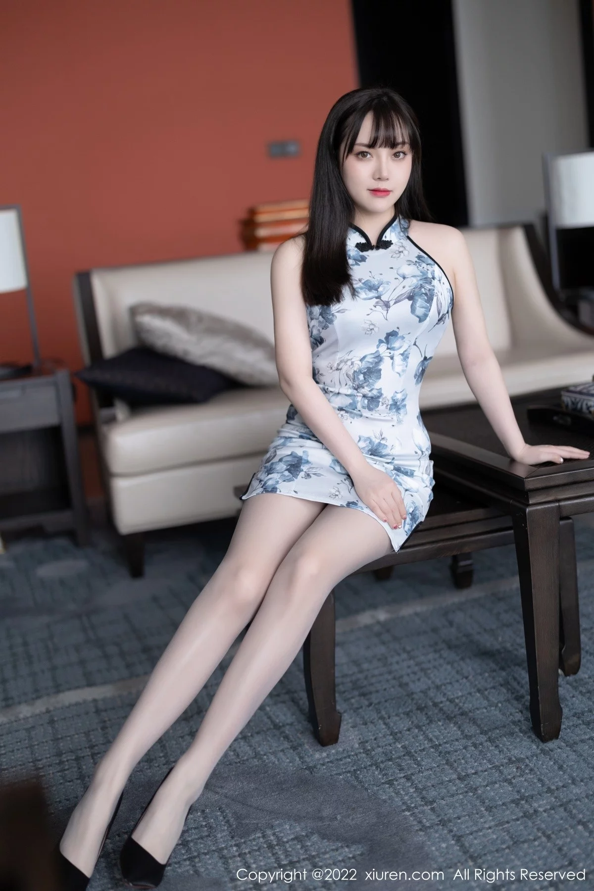 [[XiuRen秀人网]秀人网]No.5025_模特豆瓣酱脱白色图案旗袍露性感粉色内衣秀丰满身材诱惑写真70P