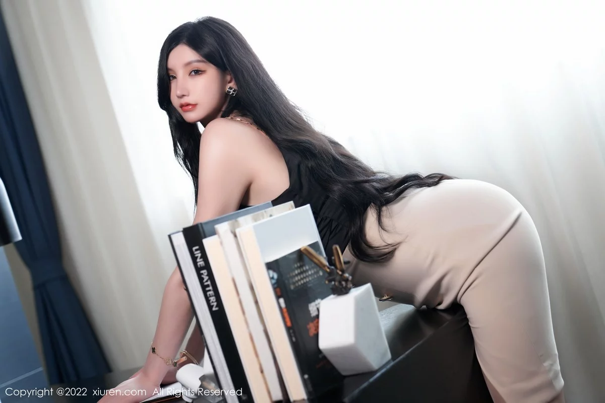 [[XiuRen秀人网]秀人网]No.5071_女神周于希Sally私房黑色低胸服饰半脱露傲人豪乳遮点诱惑写真81P
