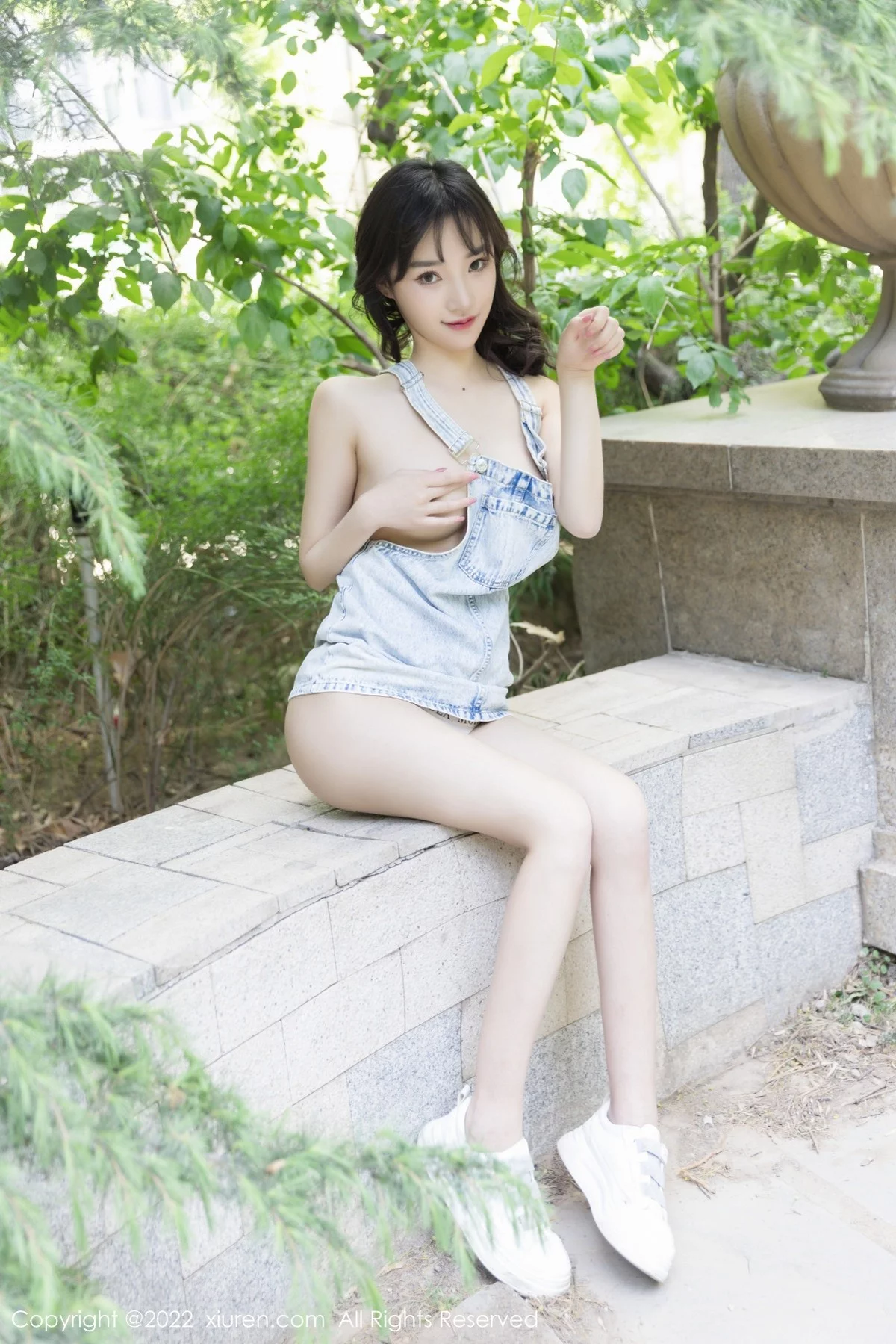 [[XiuRen秀人网]秀人网]No.5068_模特西门小玉户外性感牛仔吊带服真空秀凹凸身材火辣诱惑写真49P