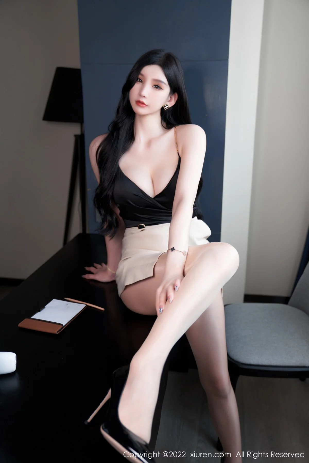 [[XiuRen秀人网]秀人网]No.5071_女神周于希Sally私房黑色低胸服饰半脱露傲人豪乳遮点诱惑写真81P