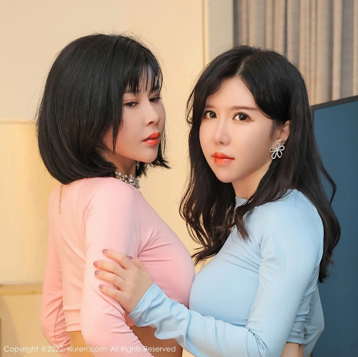 [[XiuRen秀人网]秀人网]No.5081_模特Lucky沈欢欣私房性感姐妹花酒店紧身衣秀惹火身材诱惑写真54P
