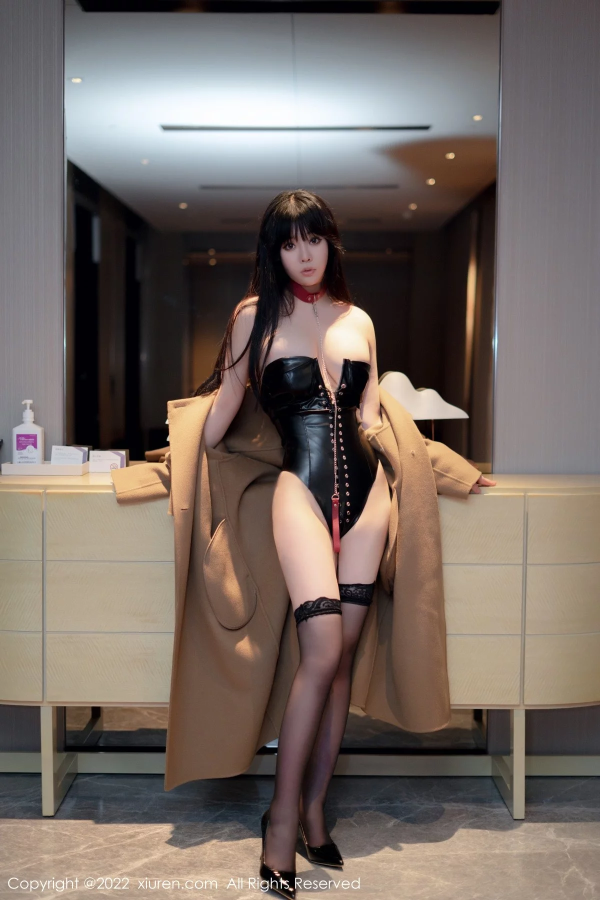[[XiuRen秀人网]秀人网]No.5090_模特徐媛媛脱咖啡色外衣露黑色低胸皮质连体衣秀豪乳诱惑写真49P