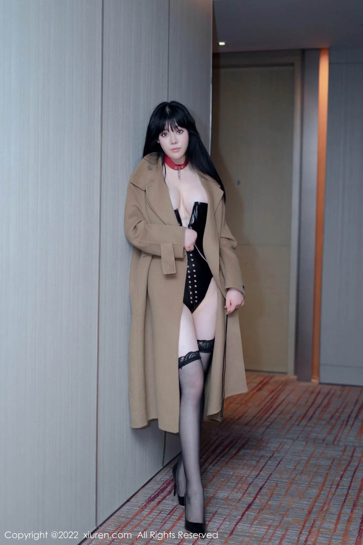 [[XiuRen秀人网]秀人网]No.5090_模特徐媛媛脱咖啡色外衣露黑色低胸皮质连体衣秀豪乳诱惑写真49P