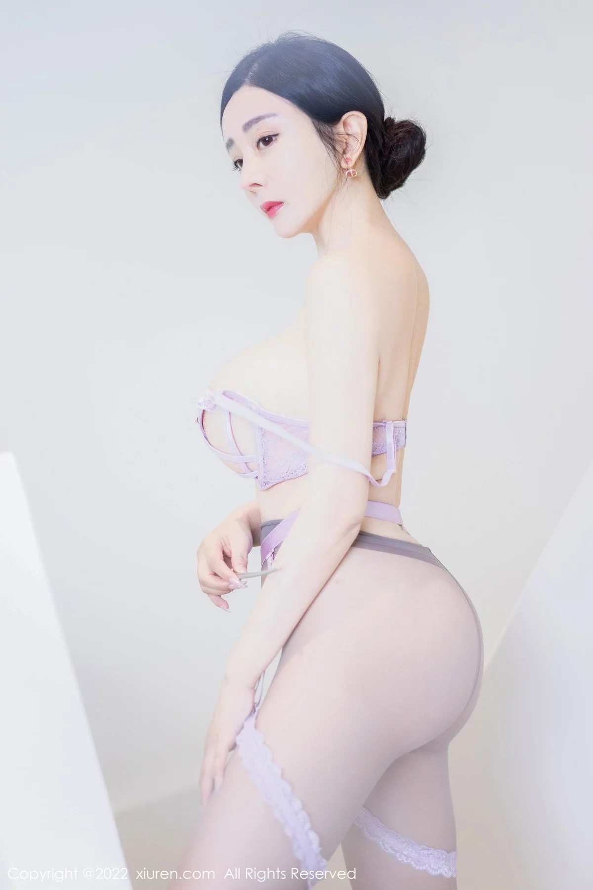 [[XiuRen秀人网]秀人网]No.5100_模特允爾大理旅拍性感蓝色图纹旗袍配超薄无内灰丝撩人诱惑写真70P