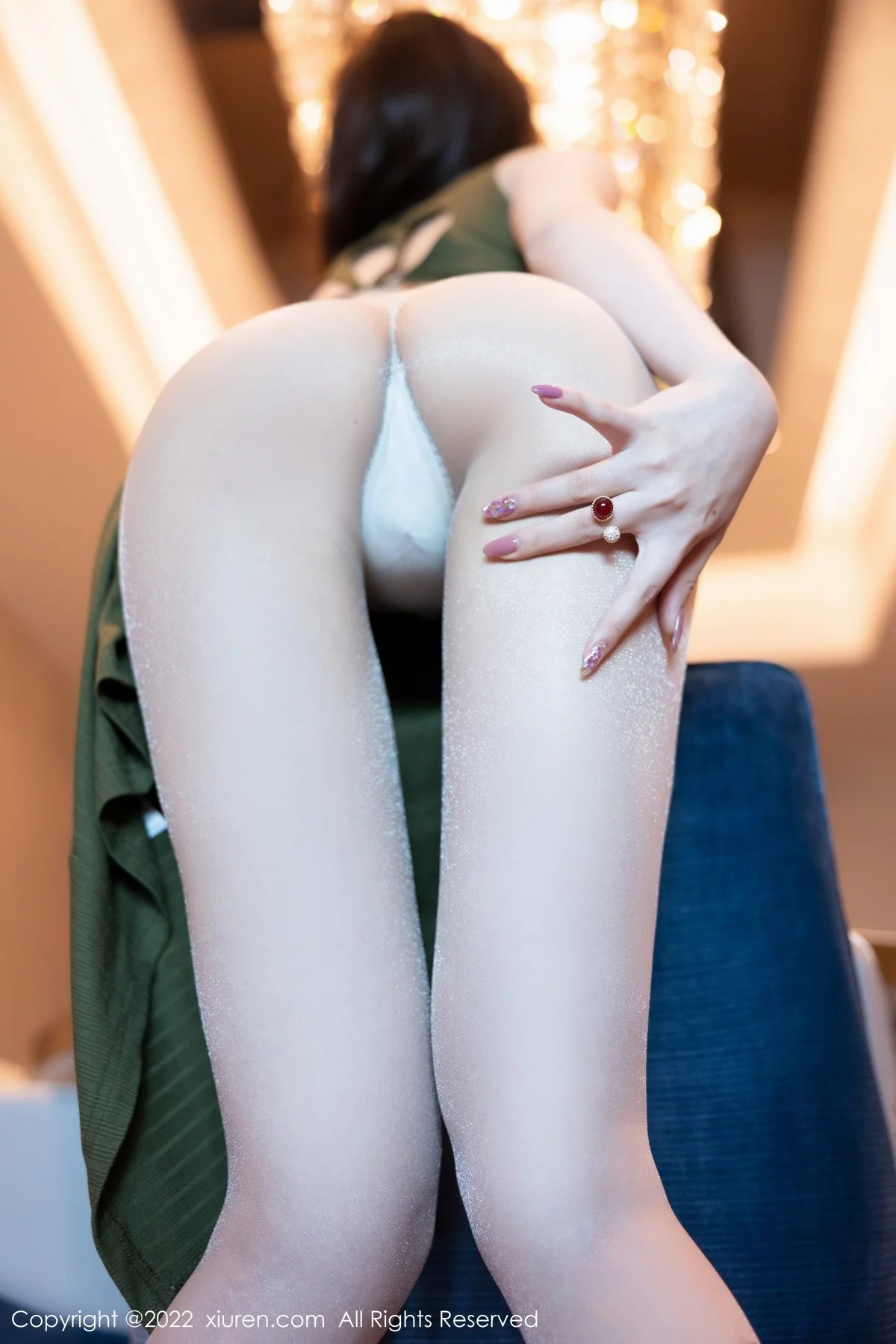 [[XiuRen秀人网]秀人网]No.5102_女神芝芝Booty厦门旅拍脱橄榄绿连衣裙露白色蕾丝内衣诱惑写真102P