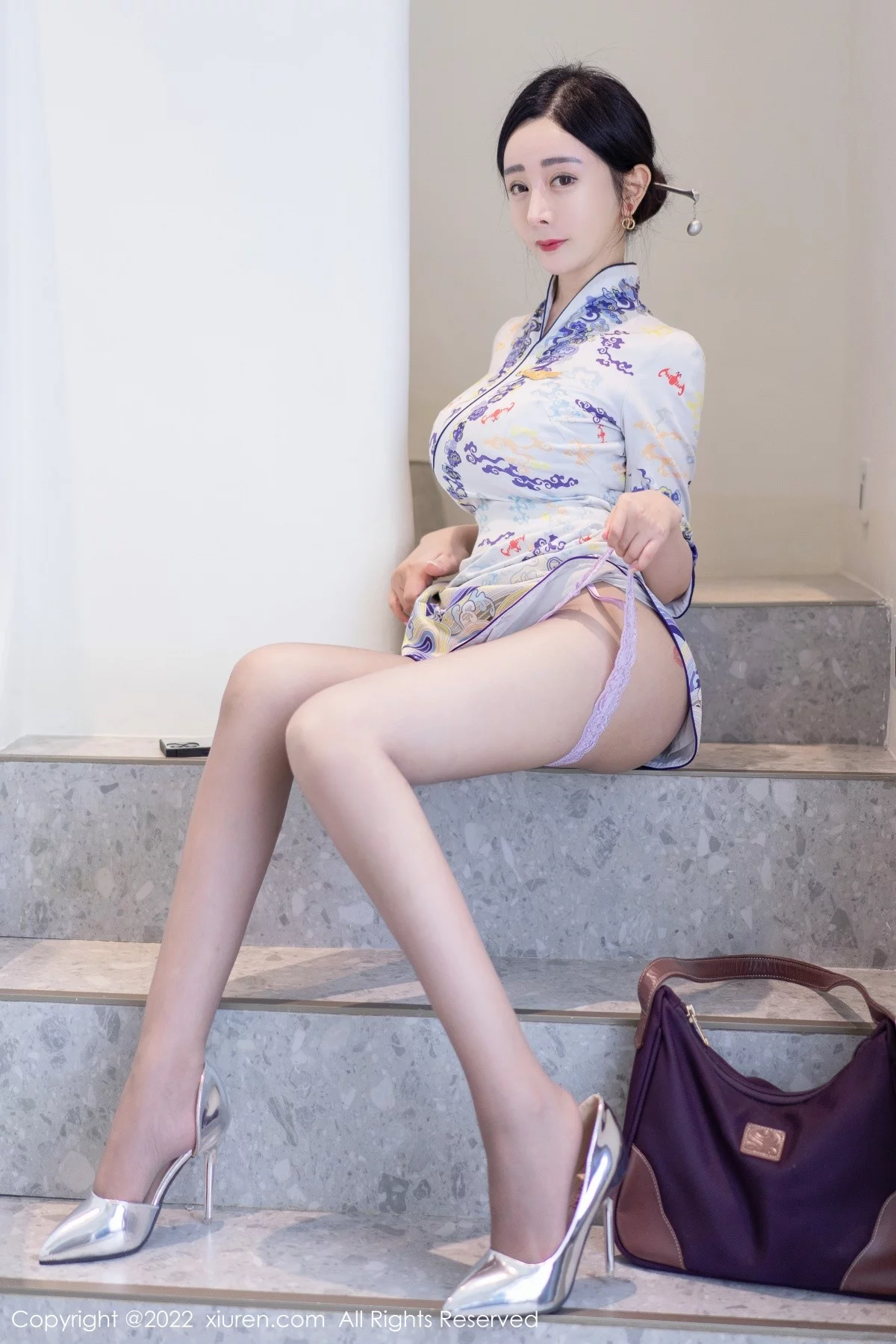 [[XiuRen秀人网]秀人网]No.5100_模特允爾大理旅拍性感蓝色图纹旗袍配超薄无内灰丝撩人诱惑写真70P