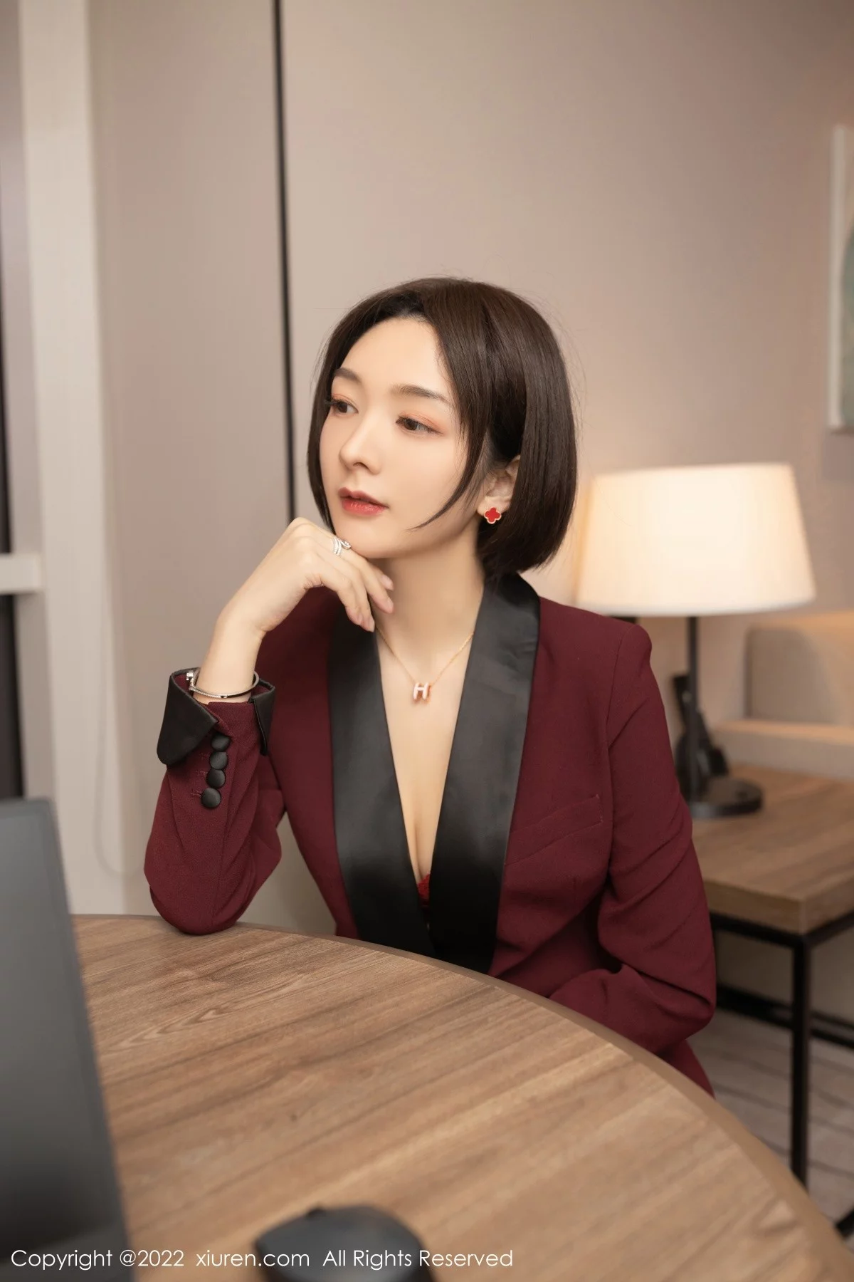 [[XiuRen秀人网]秀人网]No.5111_女神Angela小热巴女老板角色扮演半脱露红色蕾丝内衣诱惑写真72P