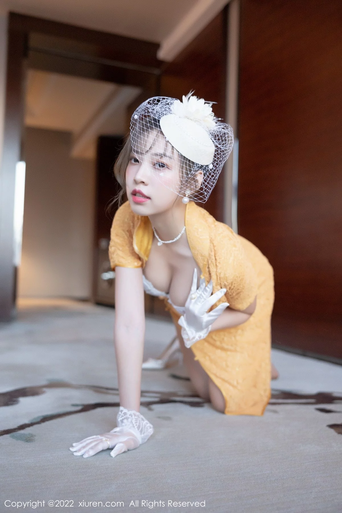 [[XiuRen秀人网]秀人网]No.5029_模特郑颖姗黄色短款旗袍配开档肉丝半脱露白色蕾丝内衣诱惑写真66P