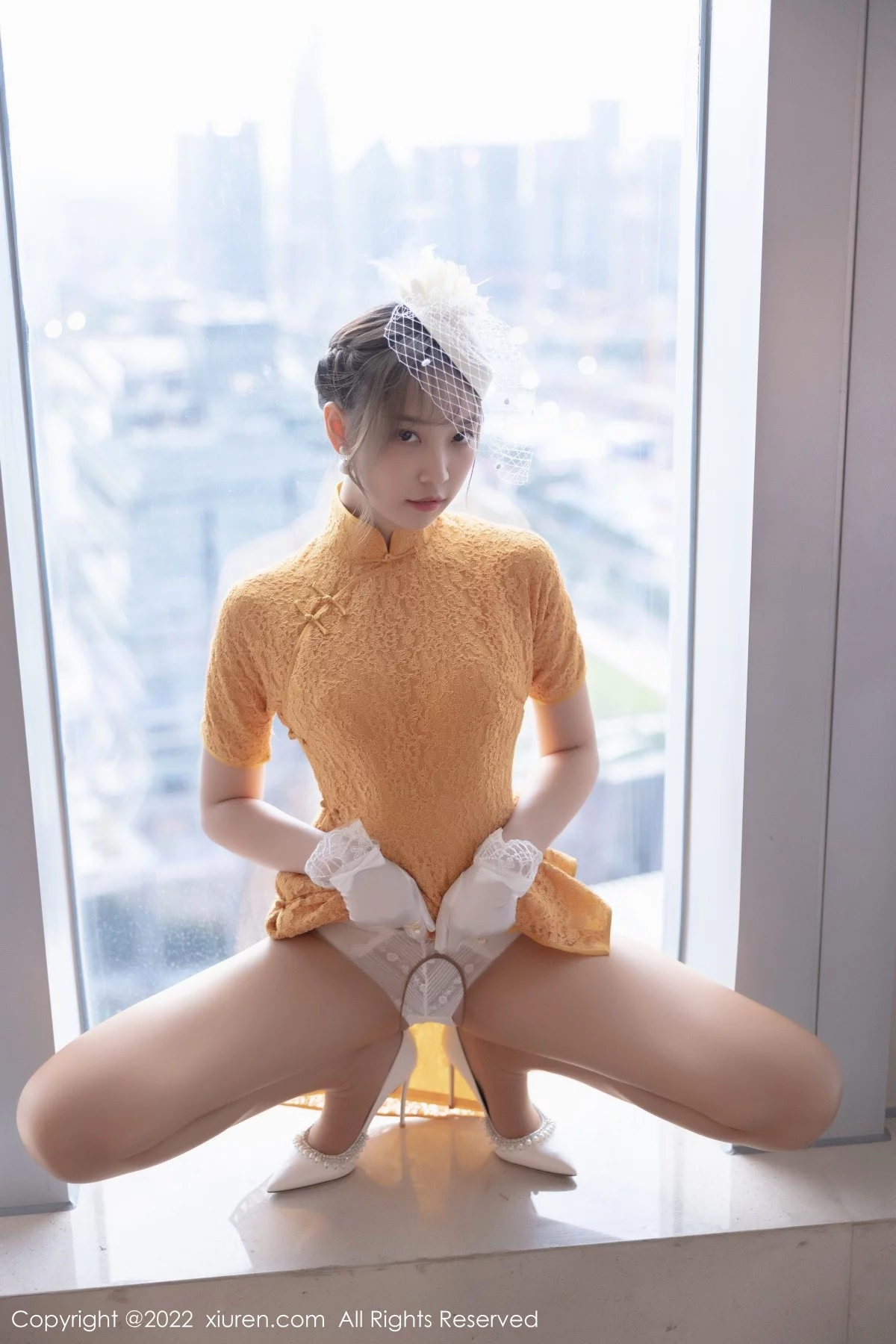 [[XiuRen秀人网]秀人网]No.5029_模特郑颖姗黄色短款旗袍配开档肉丝半脱露白色蕾丝内衣诱惑写真66P