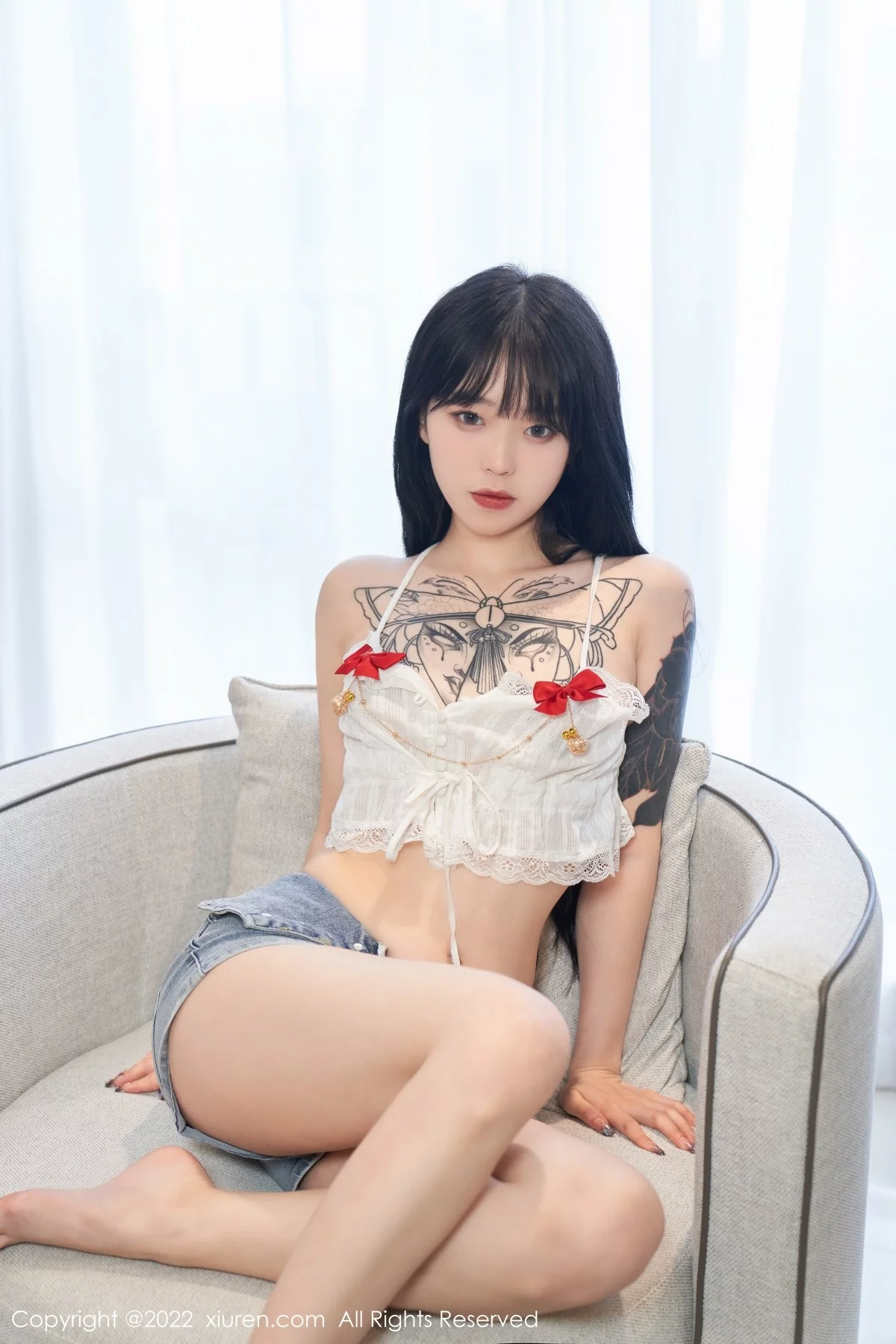 [[XiuRen秀人网]秀人网]No.5124_模特奶瓶私房性感白色吊带上衣配牛仔短裤秀曼妙身材诱惑写真73P