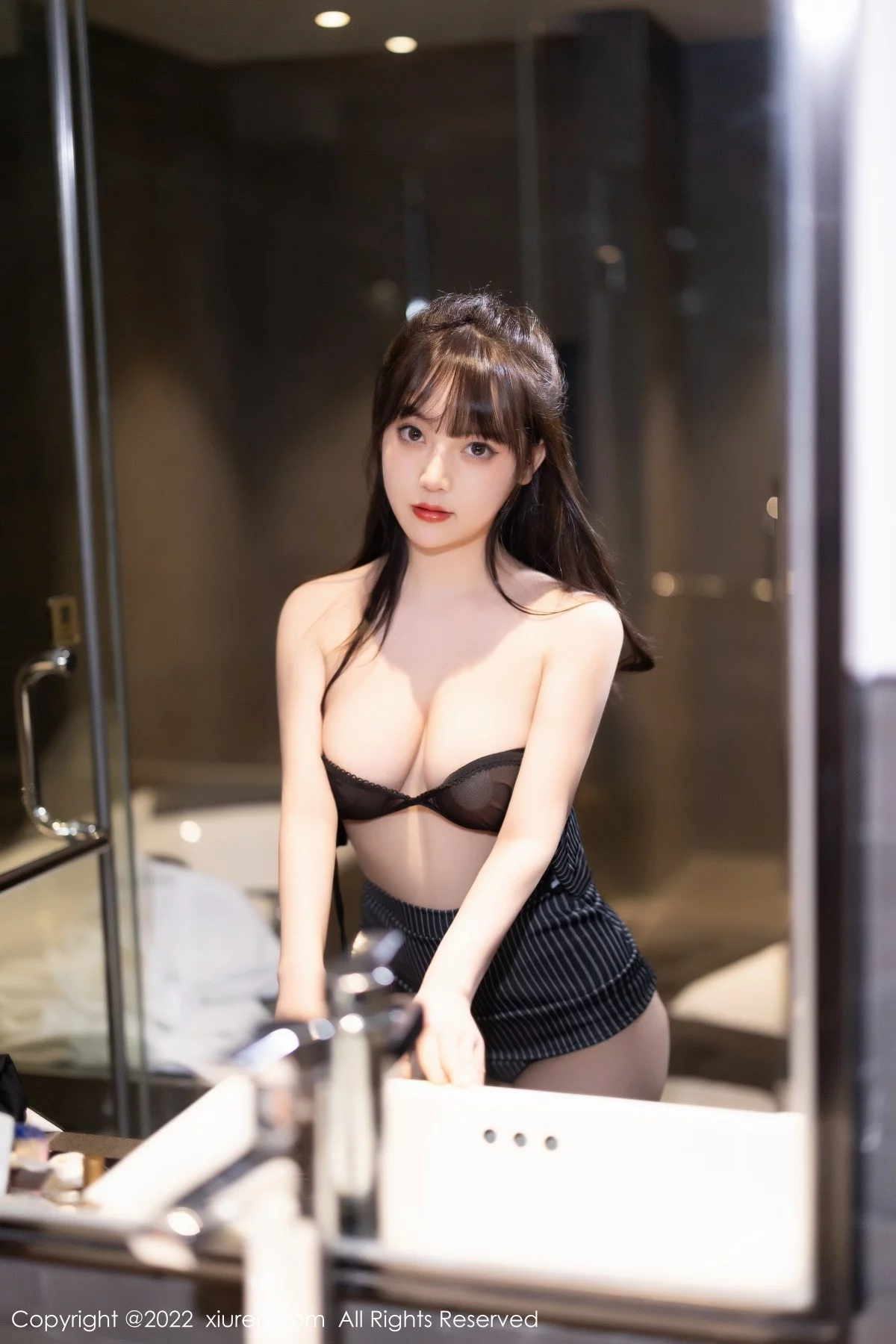 [[XiuRen秀人网]秀人网]No.5122_模特豆瓣酱厦门旅拍黑色轻透衣配短裙半脱露性感内衣诱惑写真70P
