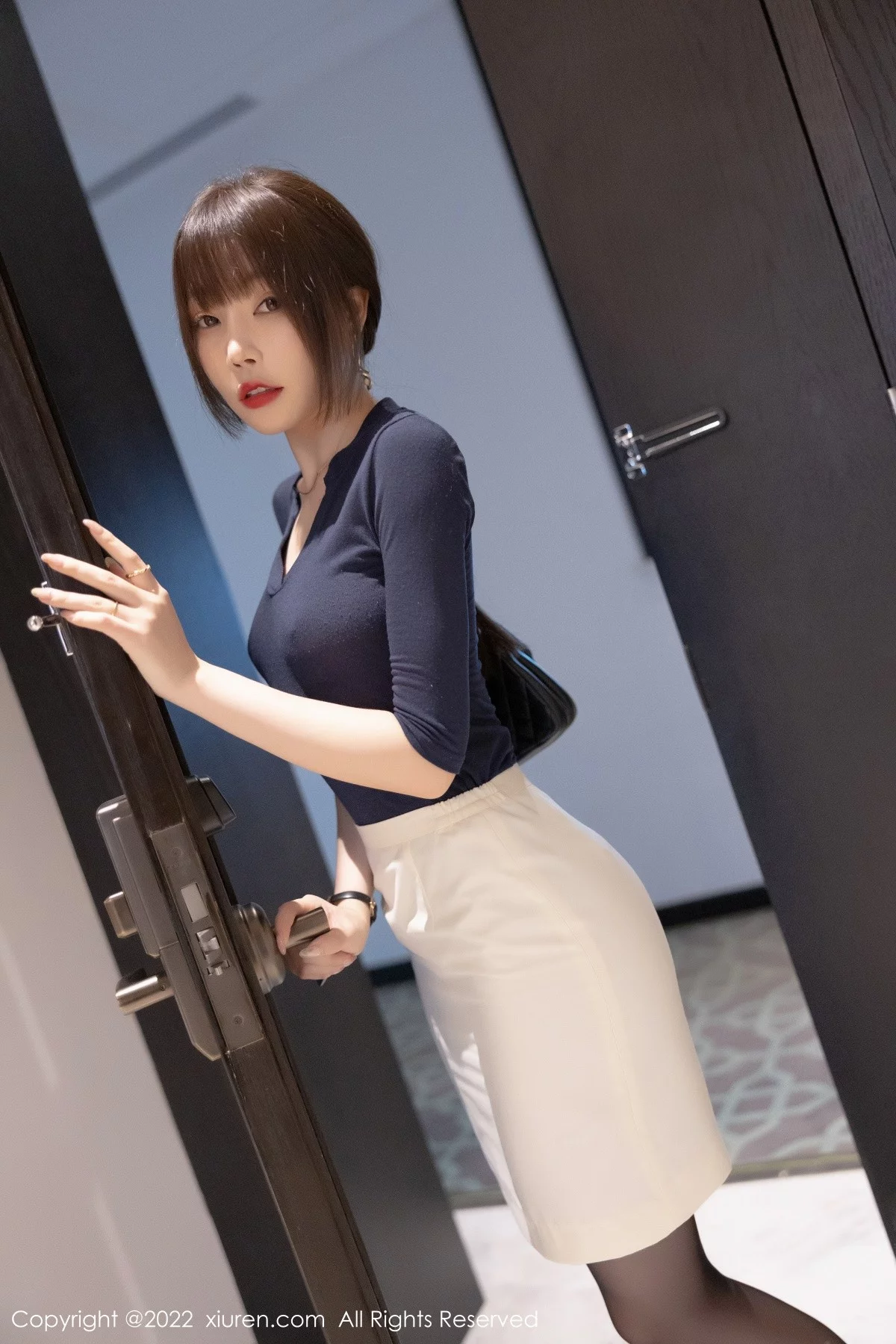 [[XiuRen秀人网]秀人网]No.5132_女神芝芝Booty性感蓝色真空收身上衣配超薄黑丝撩人诱惑写真109P