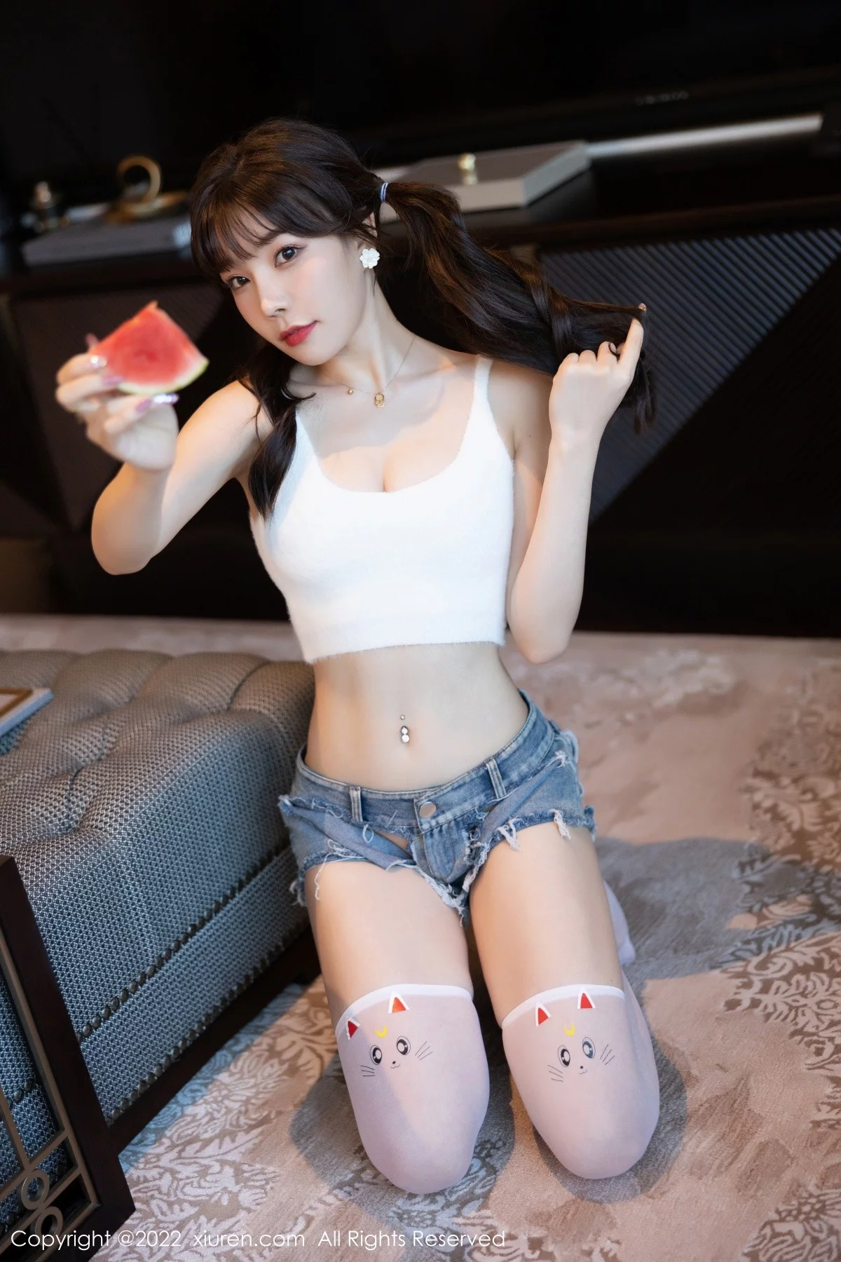 [[XiuRen秀人网]秀人网]No.5138_女神芝芝Booty厦门旅拍白色收身上衣配牛仔短裤迷人诱惑写真102P