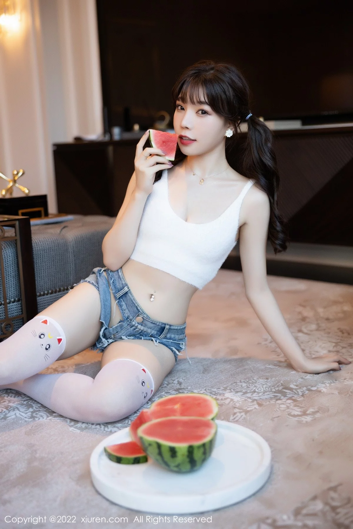 [[XiuRen秀人网]秀人网]No.5138_女神芝芝Booty厦门旅拍白色收身上衣配牛仔短裤迷人诱惑写真102P
