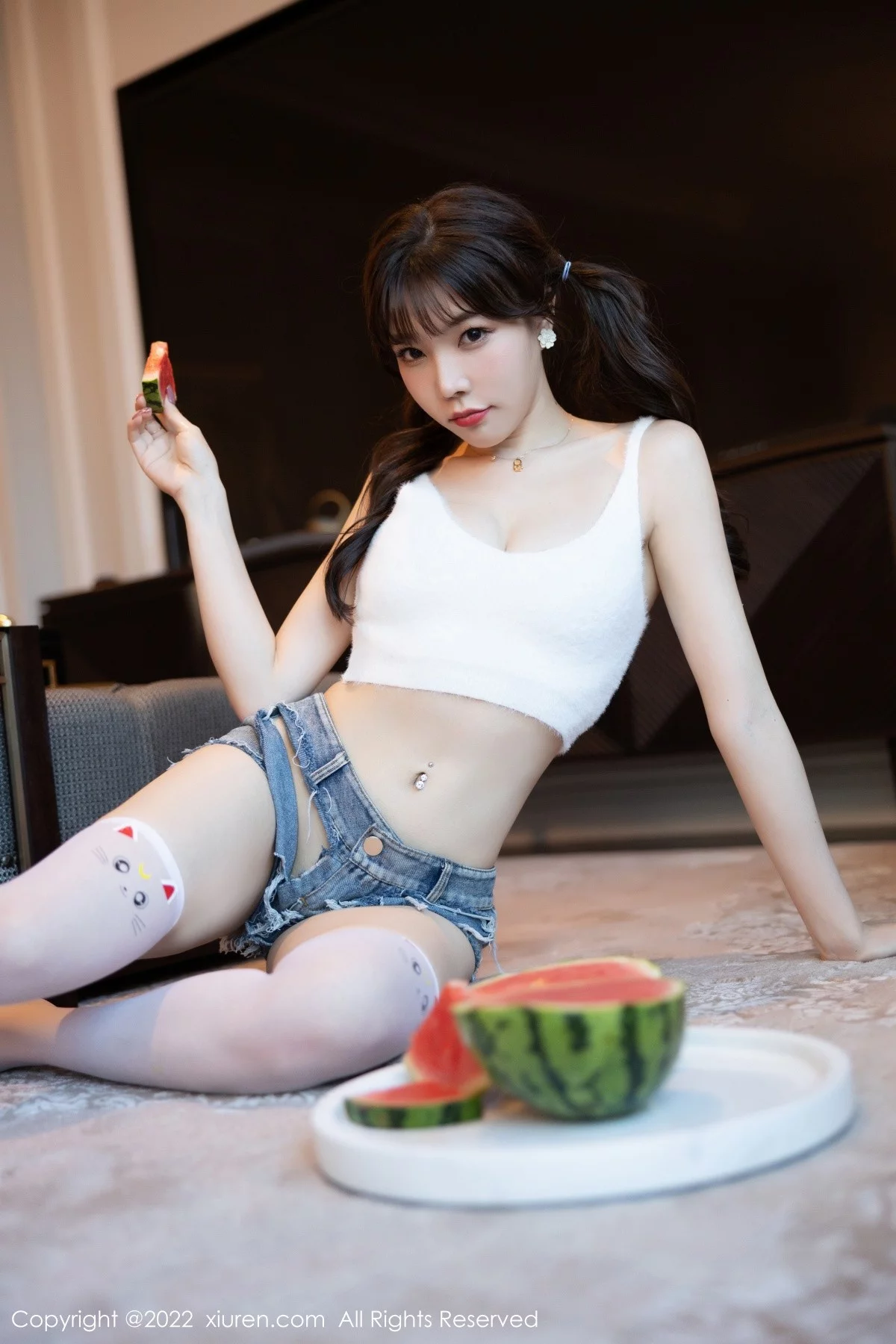 [[XiuRen秀人网]秀人网]No.5138_女神芝芝Booty厦门旅拍白色收身上衣配牛仔短裤迷人诱惑写真102P