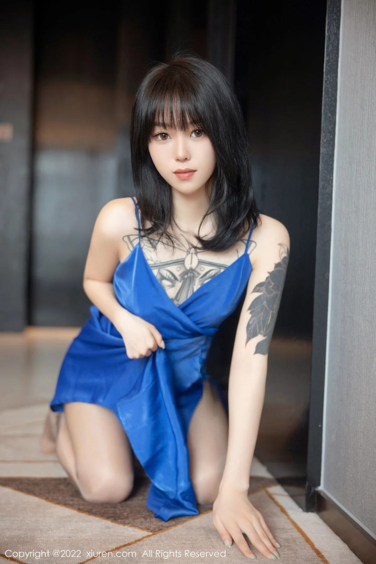 [[XiuRen秀人网]秀人网]No.5165_模特奶瓶蓝色吊裙配灰丝裤袜秀曼妙身材性感美腿迷人诱惑写真82P
