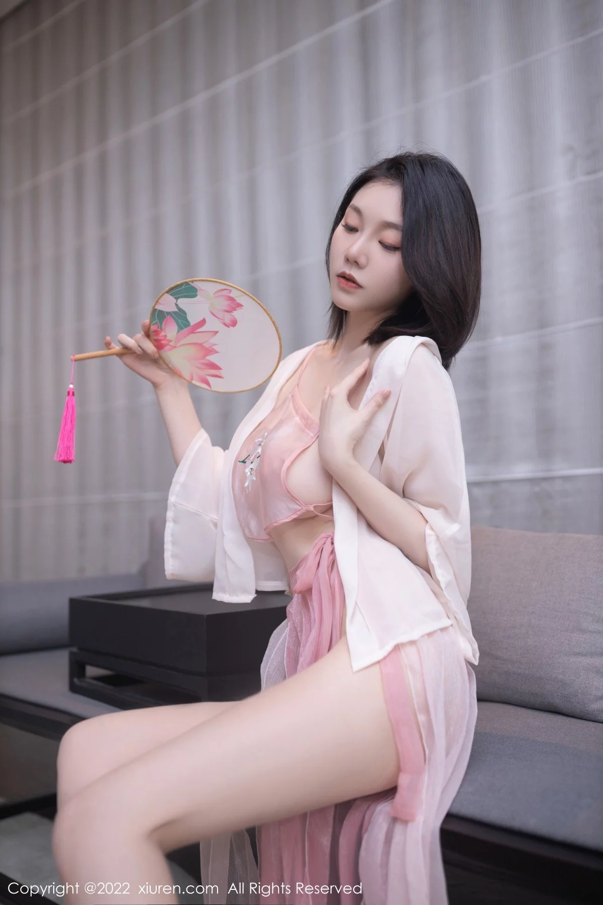 [[XiuRen秀人网]秀人网]No.5052_模特安然anran珠三角旅拍古装服饰粉色肚兜秀惹火身材诱惑写真74P