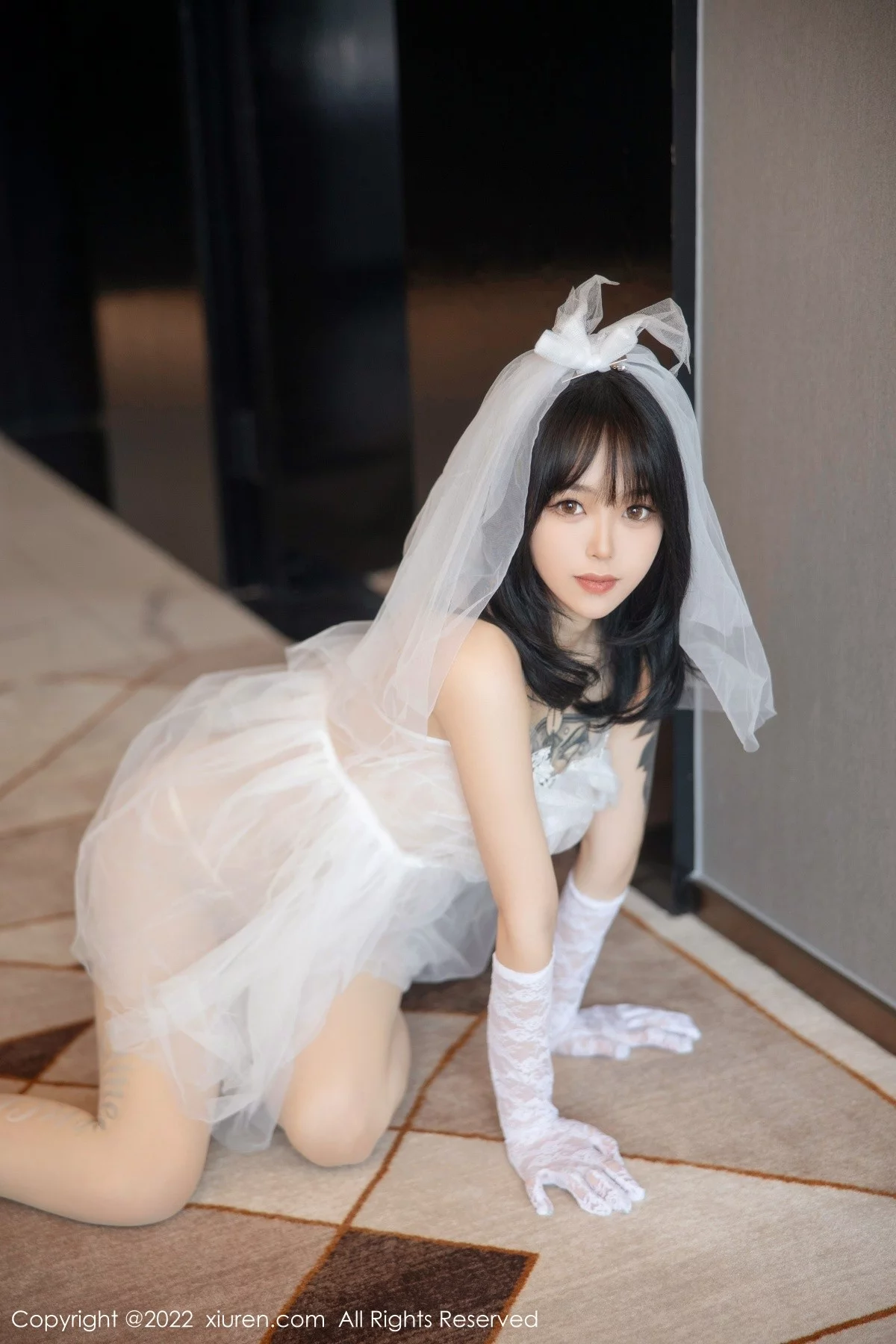 [[XiuRen秀人网]秀人网]No.5212_模特奶瓶私房性感白色婚纱服饰配白色丝袜秀翘臀美腿诱惑写真89P