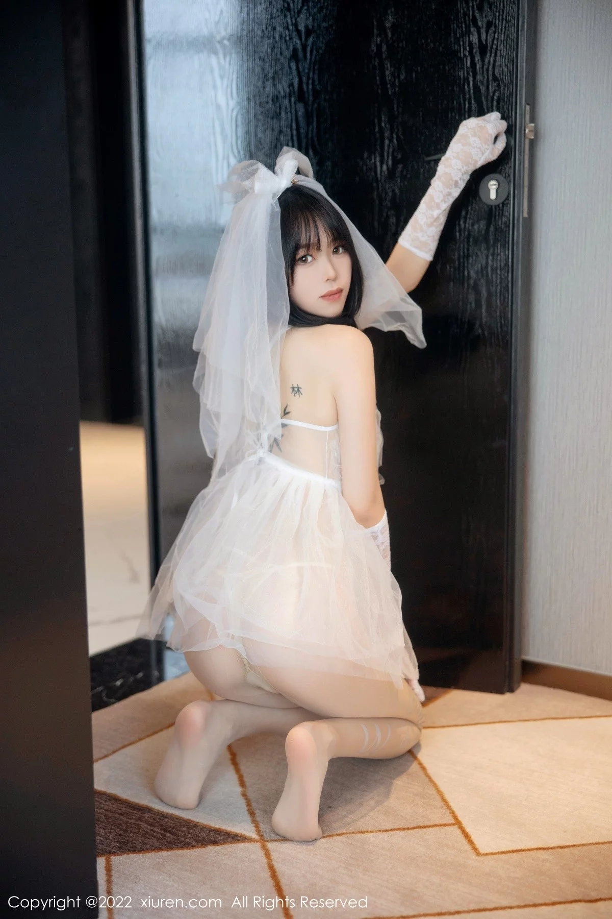 [[XiuRen秀人网]秀人网]No.5212_模特奶瓶私房性感白色婚纱服饰配白色丝袜秀翘臀美腿诱惑写真89P