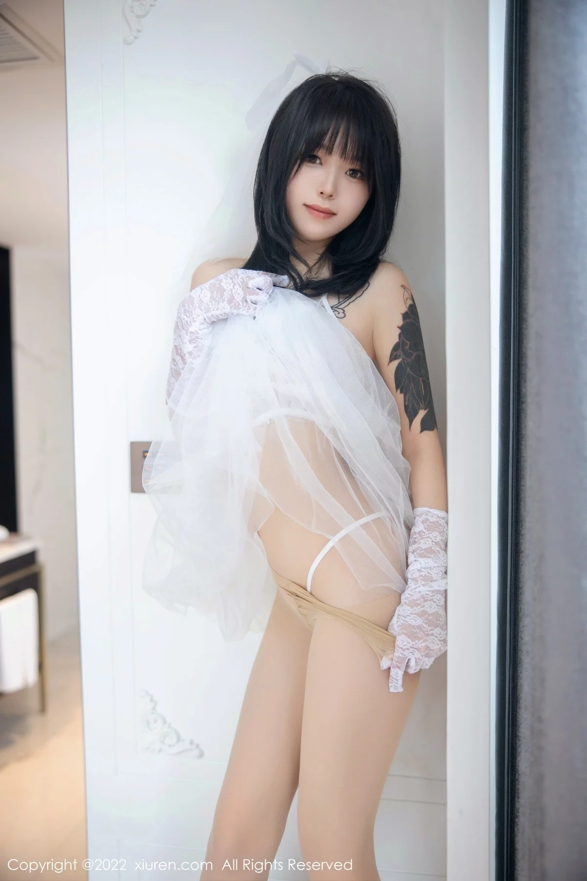 [[XiuRen秀人网]秀人网]No.5212_模特奶瓶私房性感白色婚纱服饰配白色丝袜秀翘臀美腿诱惑写真89P