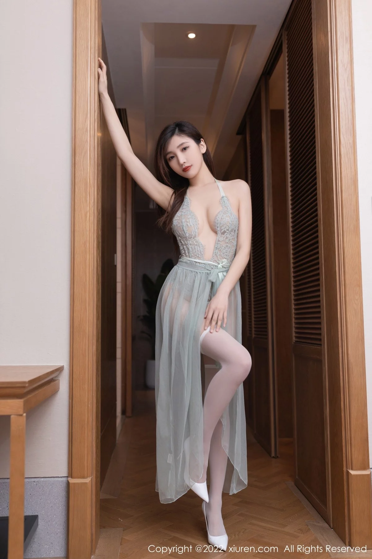 [[XiuRen秀人网]秀人网]No.5213_模特陆萱萱广州-云南旅拍性感轻透薄纱连衣长裙撩人诱惑写真71P