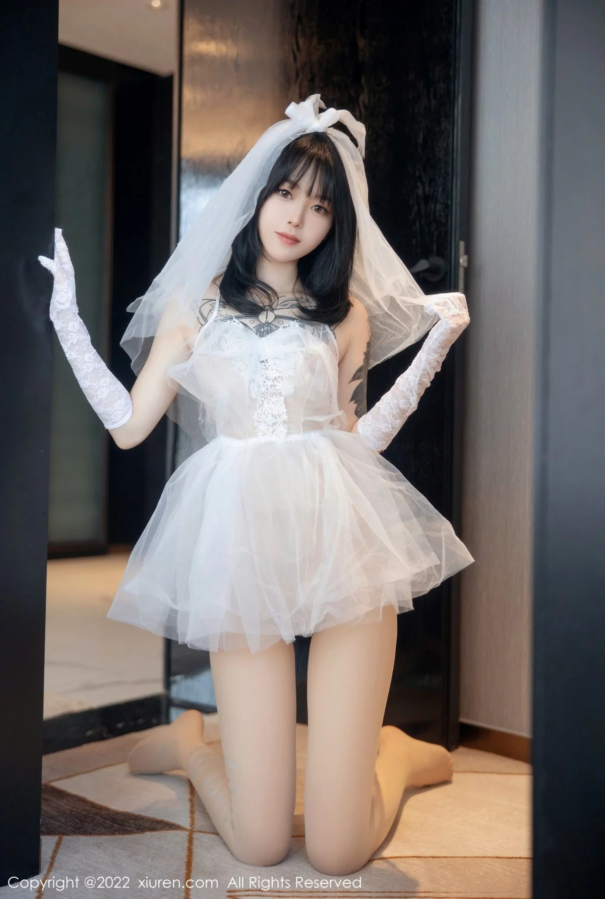 [[XiuRen秀人网]秀人网]No.5212_模特奶瓶私房性感白色婚纱服饰配白色丝袜秀翘臀美腿诱惑写真89P