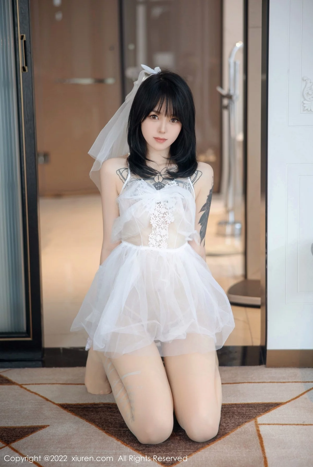 [[XiuRen秀人网]秀人网]No.5212_模特奶瓶私房性感白色婚纱服饰配白色丝袜秀翘臀美腿诱惑写真89P